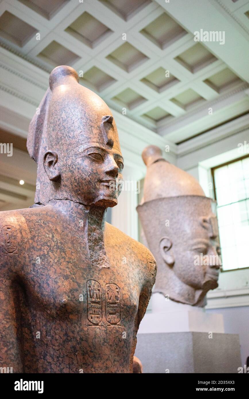 Statue des ägyptischen Pharao Thutmose III trägt die weiße Krone von Oberägypten (Hedjet) ca. 1479-1425 V. CHR. Stockfoto