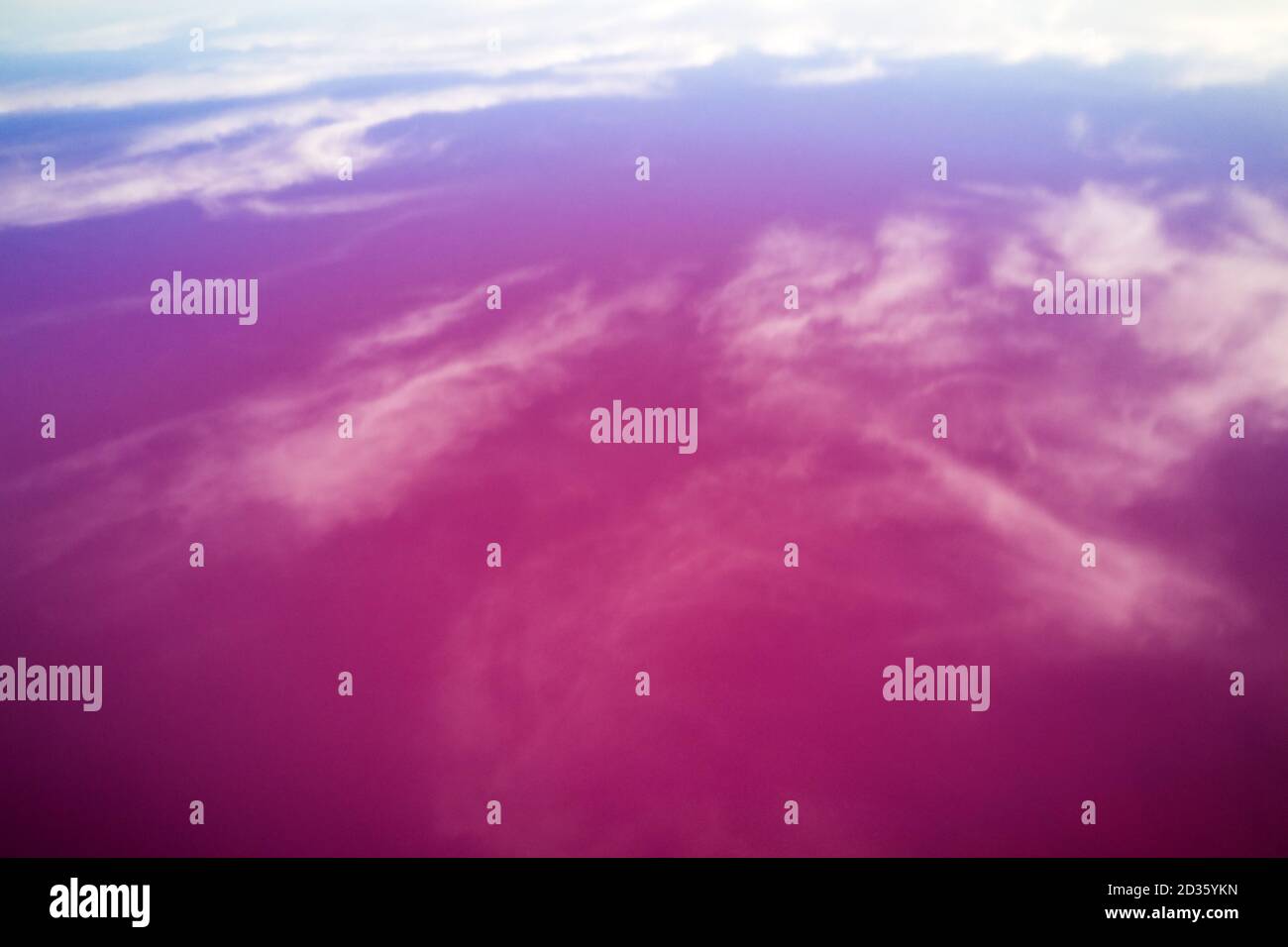Abstrakte Ansicht von rosa See Salzwasser und Wolken Reflexion von Drohne. Kreative Natur Farbkonzept. Draufsicht Hintergrund Stockfoto