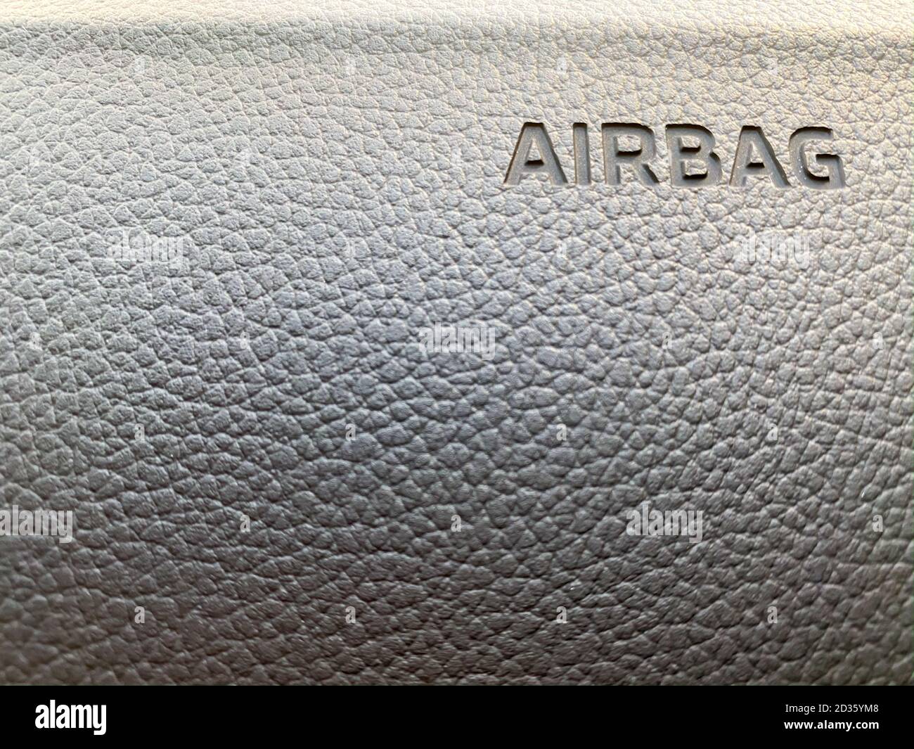 Makro eines Airbag-Schildes auf einem Armaturenbrett. Nahaufnahme Airbag Schild im Auto. Stockfoto