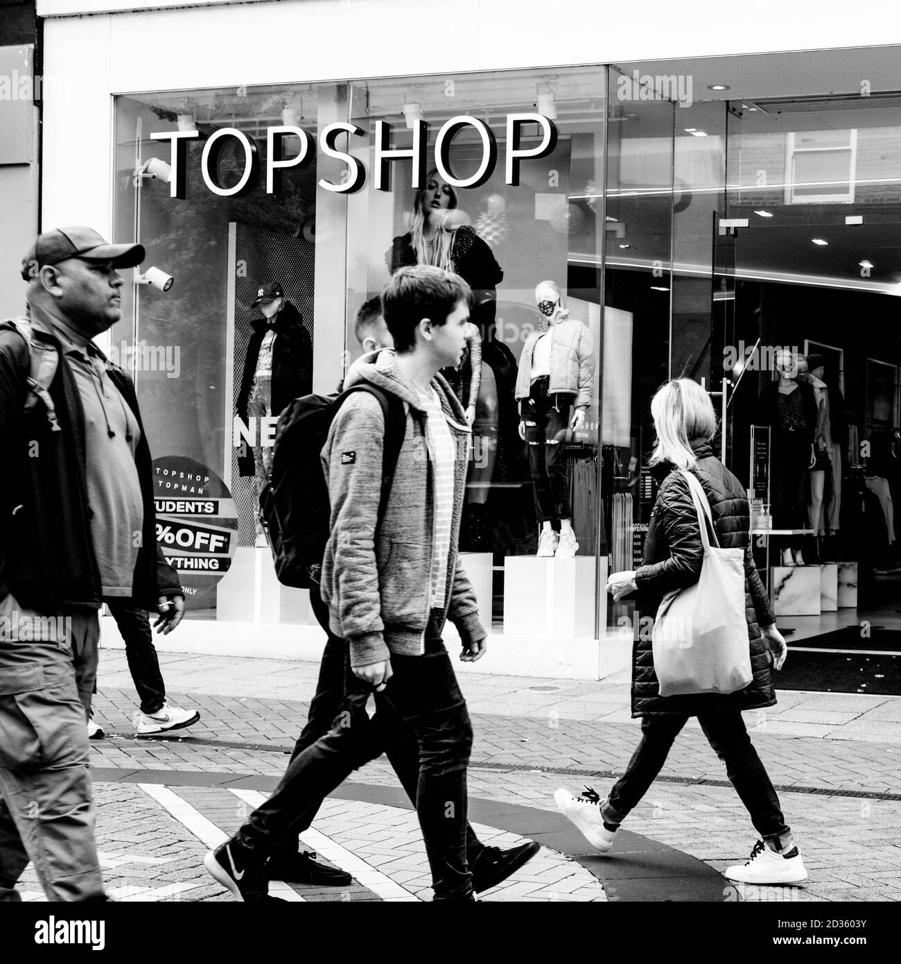 London UK Oktober 06 2020, Shopper laufen am High Street Fashion Retailer Topshop vorbei Stockfoto