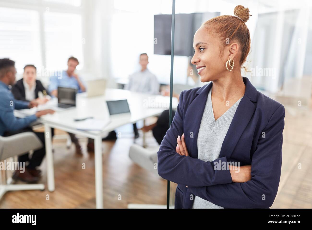 Erfolgreiche Geschäftsfrau vor ihrem Start-up-Team in Die Besprechung im Büro Stockfoto