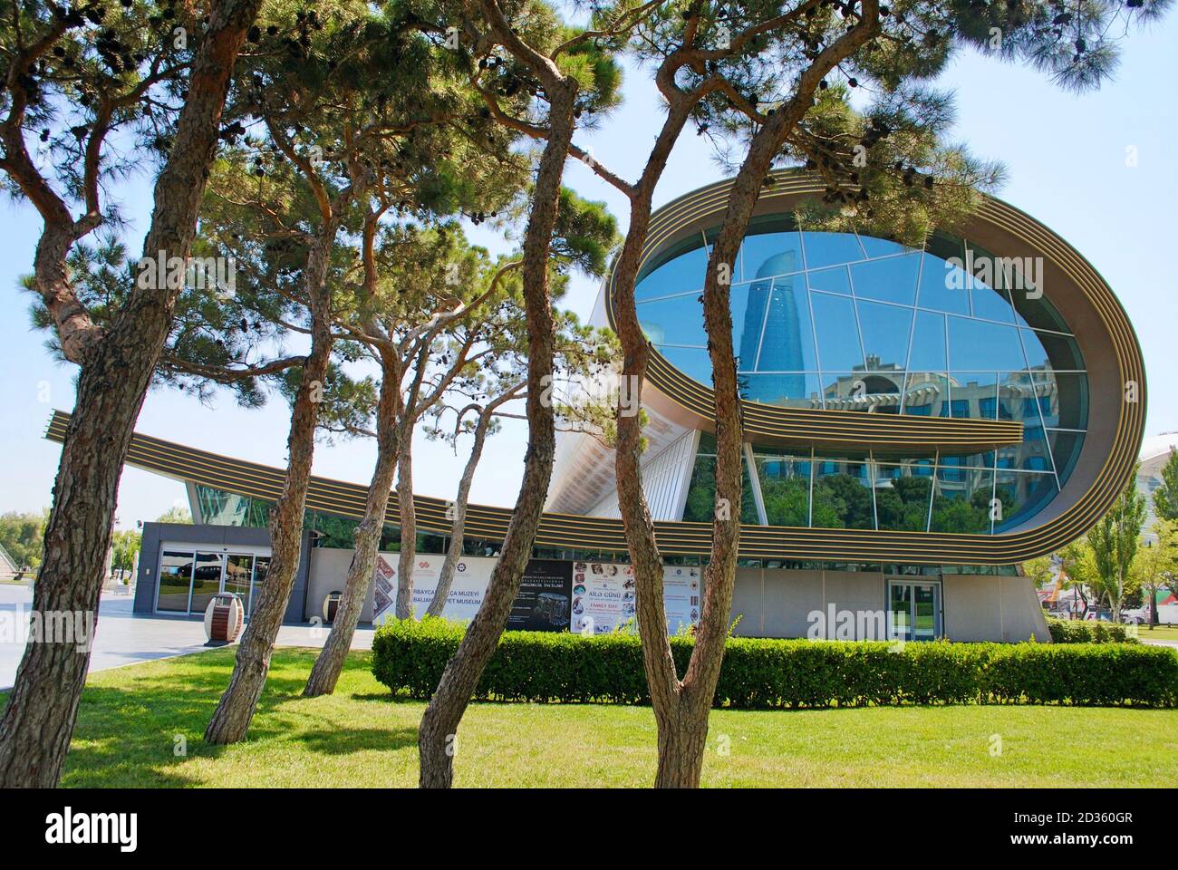 Baku Aserbaidschan. Das Äußere des Aserbaidschanischen Nationalen Teppichmuseums mit der Glasspiegelung des Flammenturms. Stockfoto