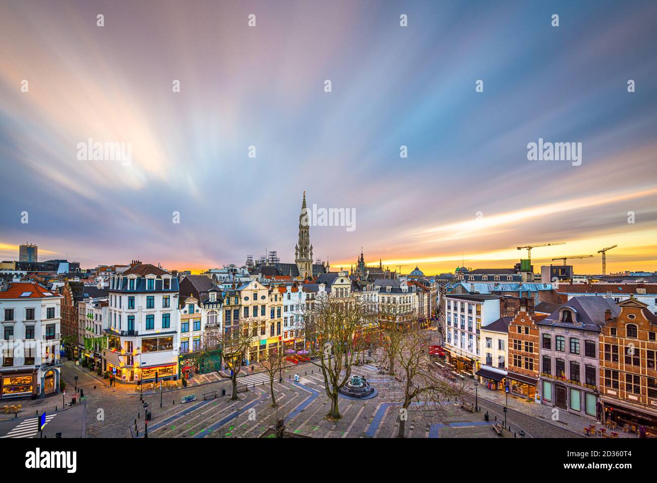Brüssel, Belgium plaza und Skyline mit dem Rathausturm in der Abenddämmerung. Stockfoto