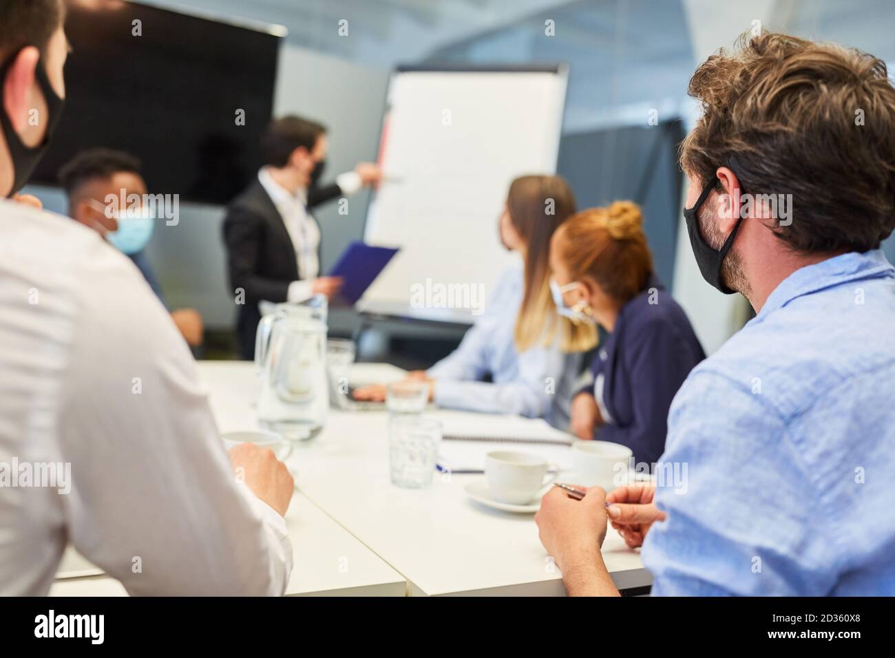 Mitarbeiter des Geschäftsteams betrachten die Präsentation auf dem Whiteboard in einem Werkstatt Stockfoto