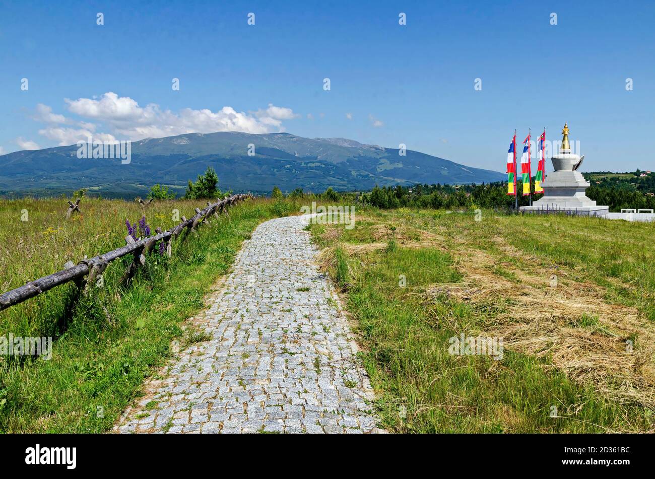 Blick von der Buddhistischen stupa Sofia im Retreat Center Plana-Diamantweg Buddhismus in Bulgarien in der Nähe von Vitosha, Rila, Pirin, und Balkan Berge Stockfoto