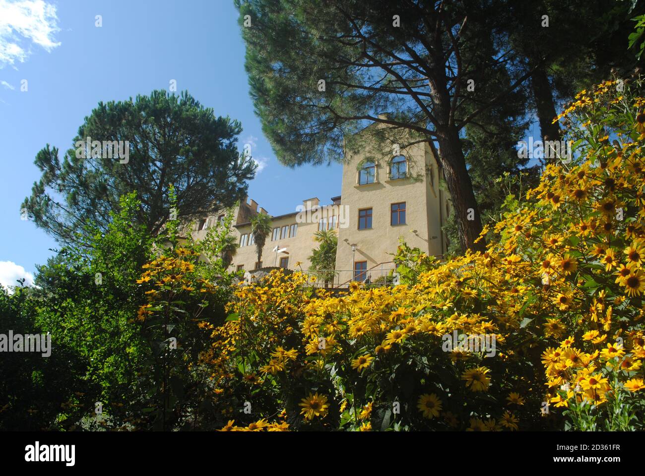 Ein Wurmblick auf Schloss Trauttmansdorff Stockfoto