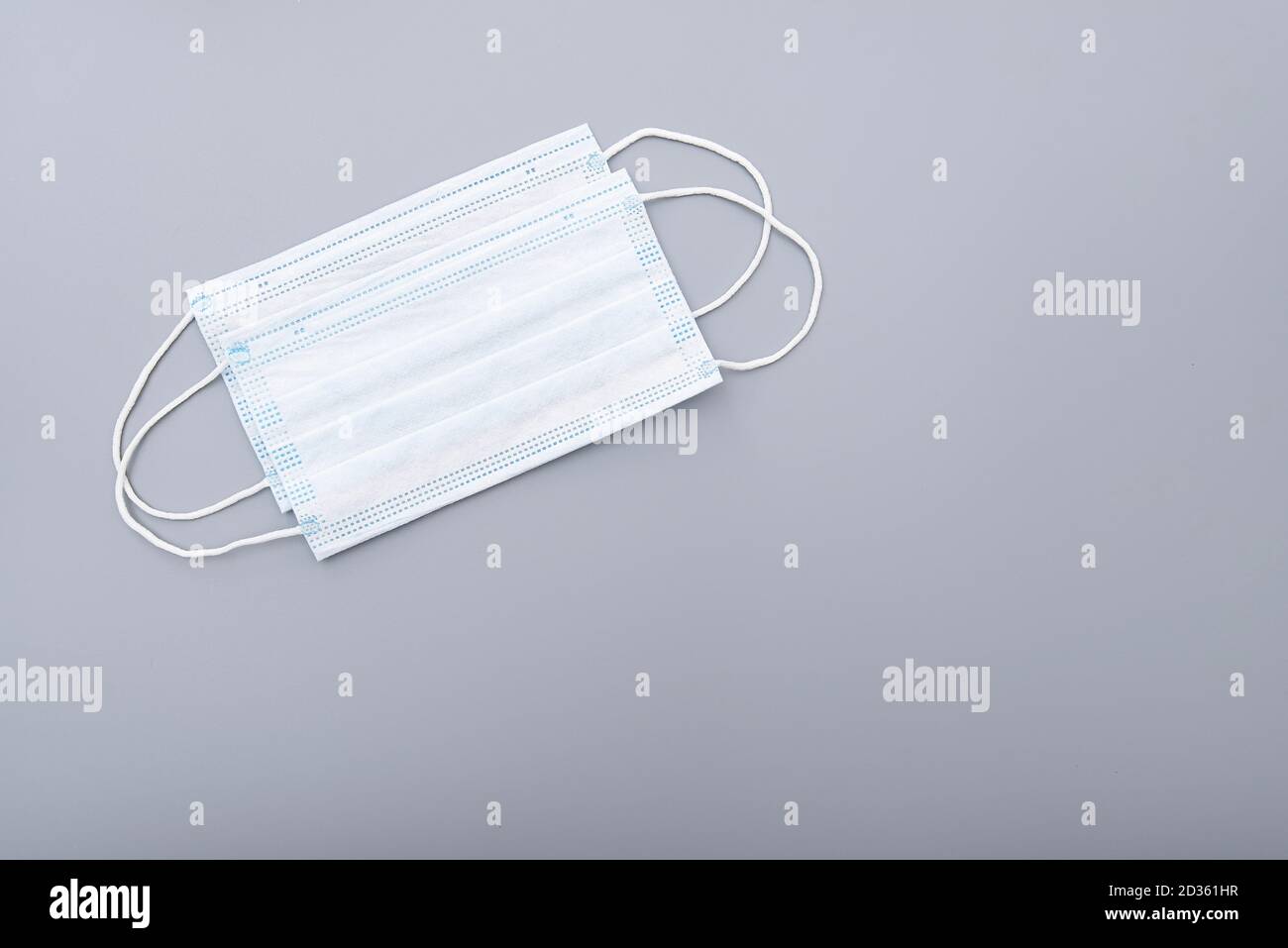 Chirurgische Maske, medizinische Maske auf grauem Hintergrund, Konzeptbild Stockfoto