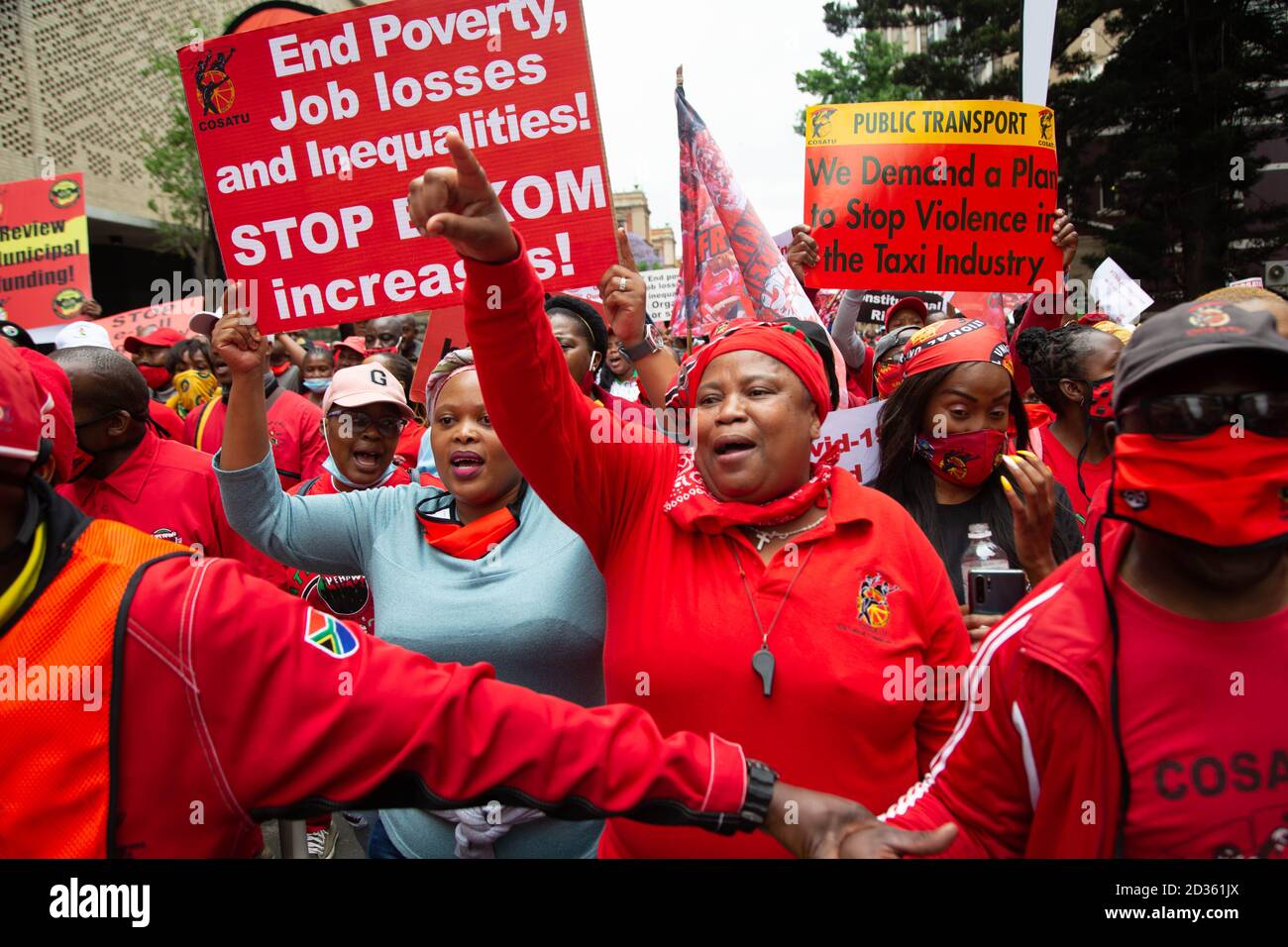 Während des Streiks sind Mitglieder des Kongresses der südafrikanischen Gewerkschaften mit Plakaten und Parolen zu sehen.der Kongress der südafrikanischen Gewerkschaften trat in Pretoria in einen Streik gegen die Regierung ein, mit der Ermutigung des Gewerkschaftsbundes, das manipulierte Wirtschaftssystem in Frage zu stellen In Südafrika. Stockfoto