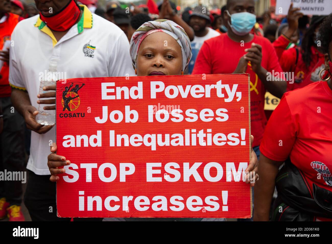 Ein Mitglied des Kongresses der südafrikanischen Gewerkschaften zeigt ein Plakat mit der Aufschrift "Ende der Armut, Arbeitsplatzverluste und Ungleichheiten!" Während des Streiks ging der Kongress der südafrikanischen Gewerkschaften in einem Streik gegen die Regierung auf die Straßen von Pretoria mit der Ermutigung des Gewerkschaftsbundes, das manipulierte Wirtschaftssystem in Südafrika in Frage zu stellen. Stockfoto