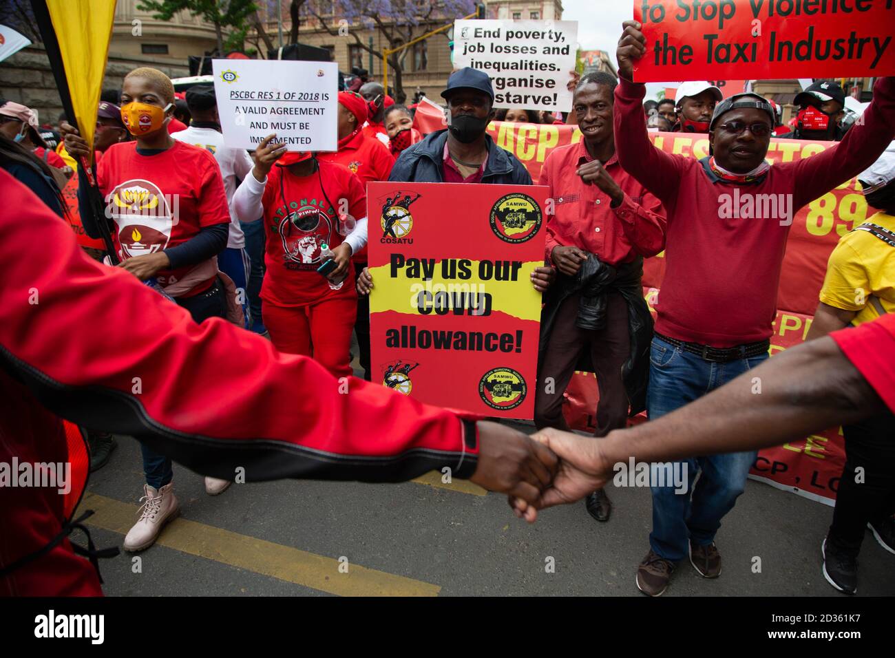 Während des Streiks sind Mitglieder des Kongresses der südafrikanischen Gewerkschaften mit Plakaten und Parolen zu sehen.der Kongress der südafrikanischen Gewerkschaften trat in Pretoria in einen Streik gegen die Regierung ein, mit der Ermutigung des Gewerkschaftsbundes, das manipulierte Wirtschaftssystem in Frage zu stellen In Südafrika. Stockfoto
