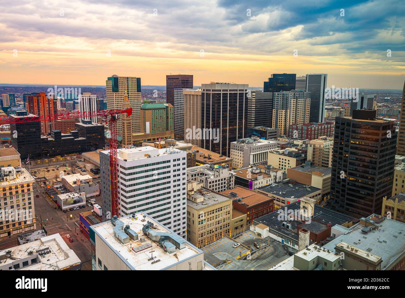 Denver, Colorado, USA, Downtown Stadtbild Rooftop View in der Abenddämmerung. Stockfoto