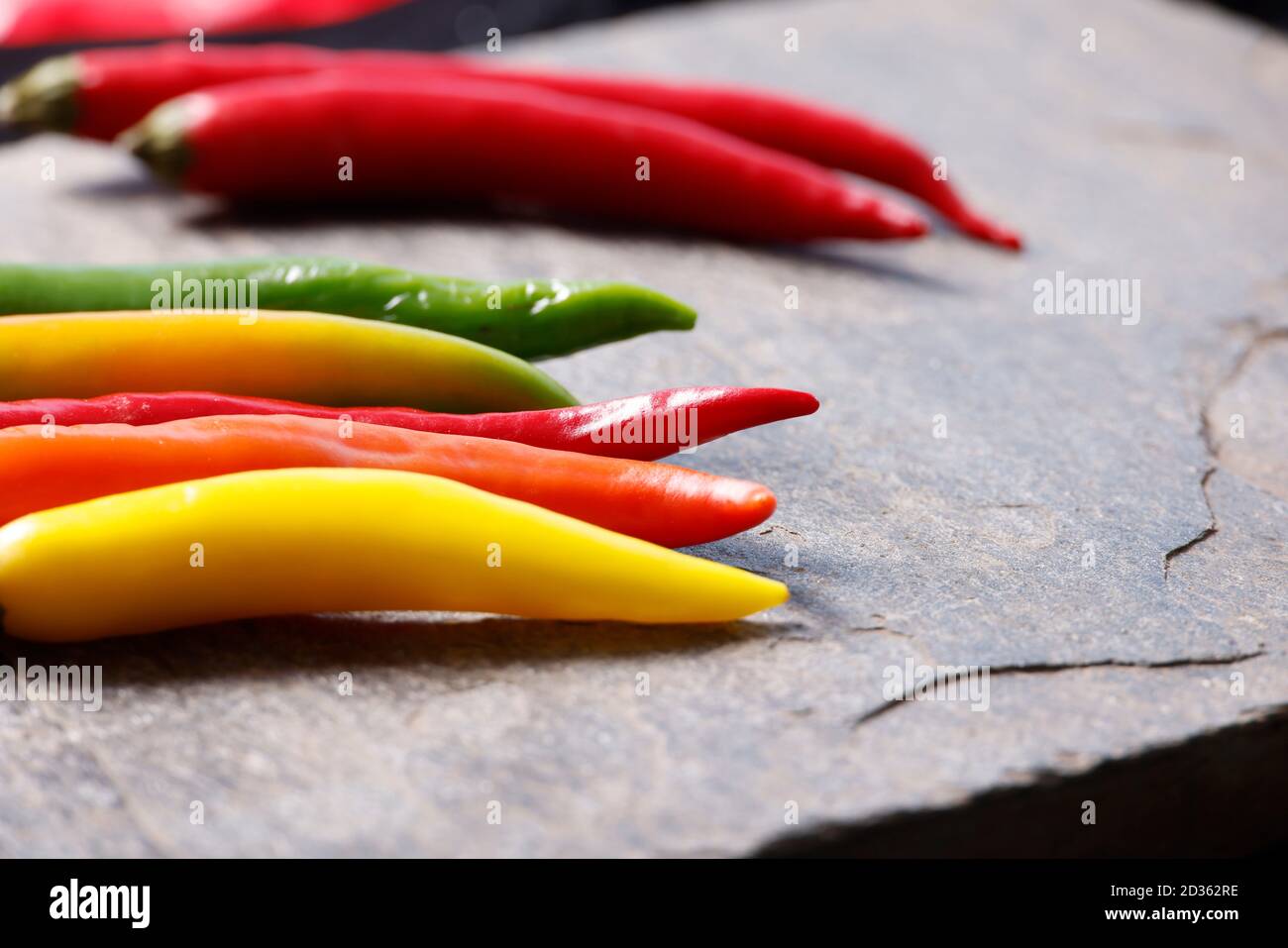 Verschiedene Chili auf einem Steinteller Stockfoto