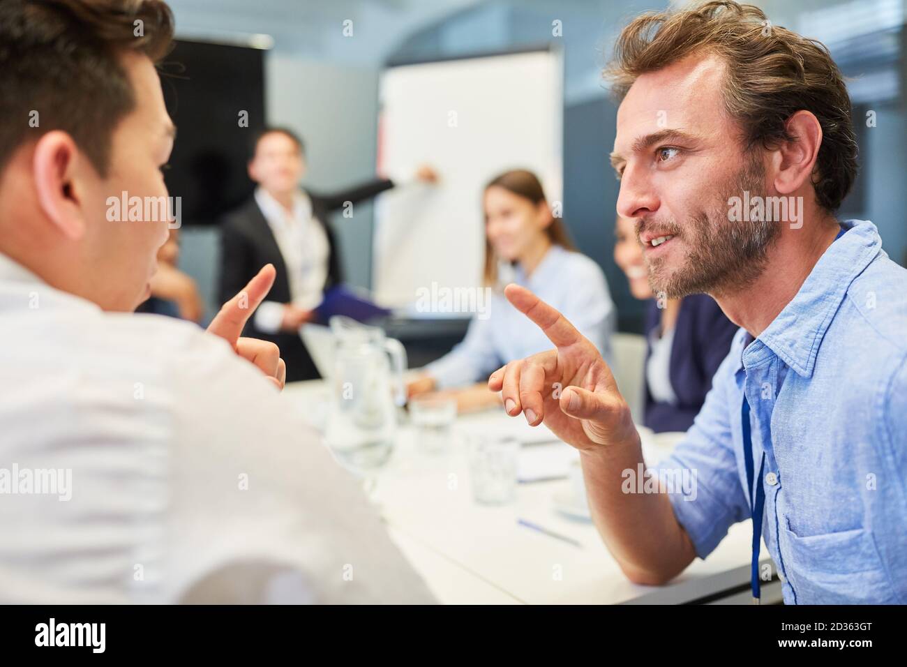 Zwei Geschäftsleute streiten und diskutieren in einem Meeting oder Werkstatt Stockfoto