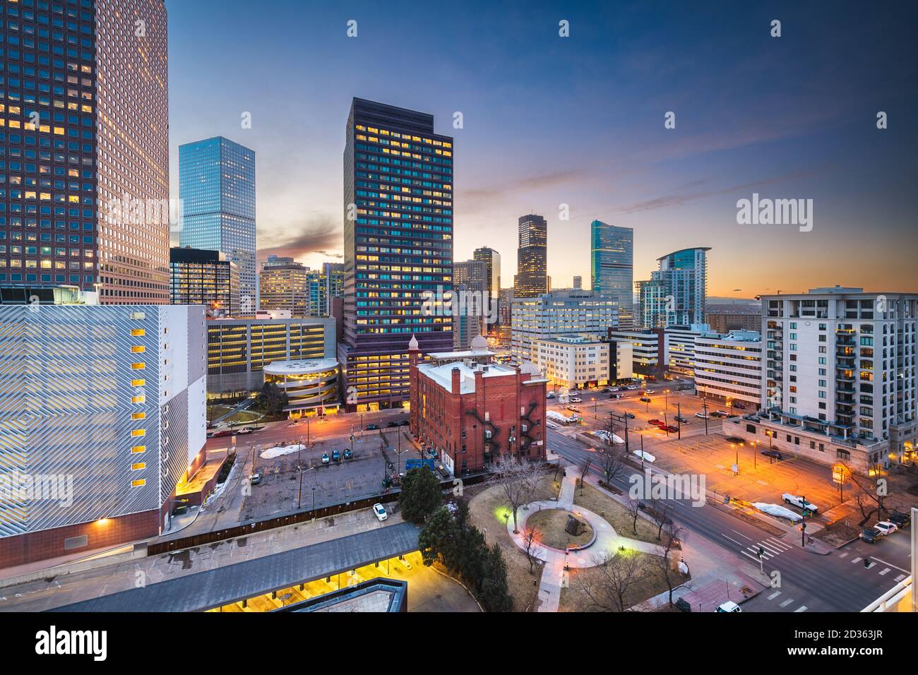 Denver, Colorado, USA, Downtown Stadtbild Rooftop View in der Abenddämmerung. Stockfoto