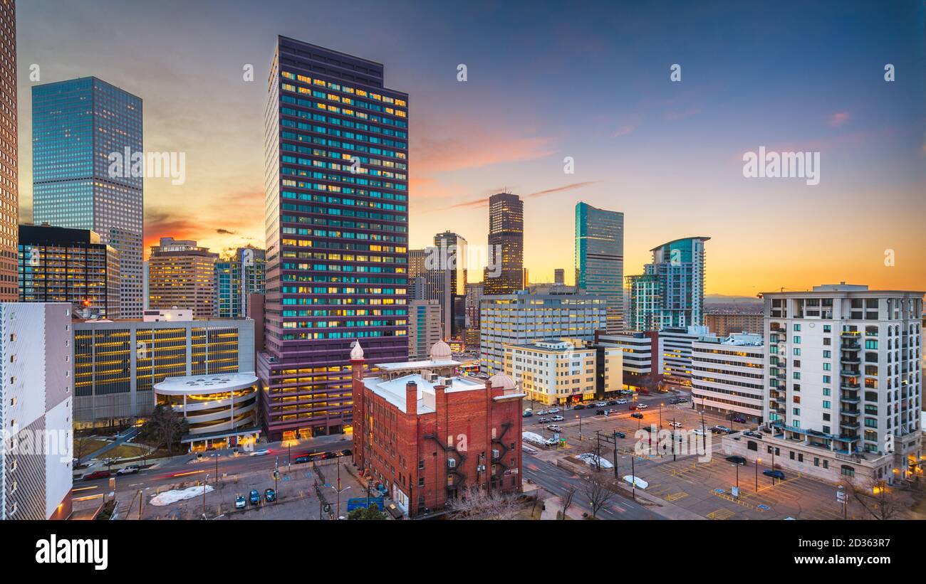 Denver, Colorado, USA, Downtown Stadtbild Rooftop View in der Abenddämmerung. Stockfoto