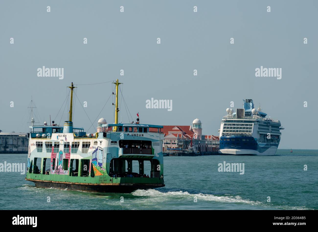 Georgetown, Penang/Malaysia - 27 2020. Feb: Fähre bewegt sich auf See. Hintergrund ist Pier Swettenham. Stockfoto
