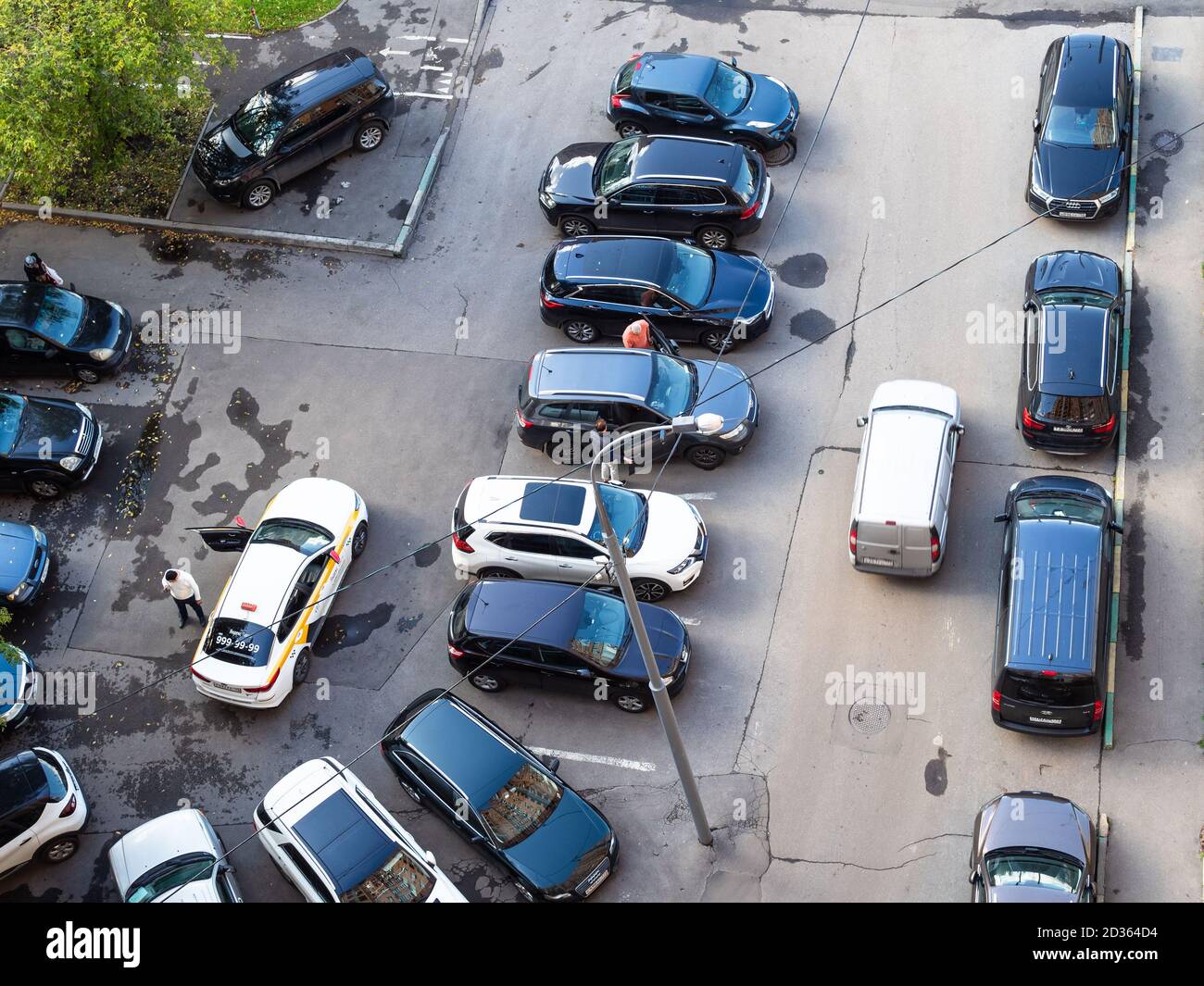 MOSKAU, RUSSLAND - 19. SEPTEMBER 2020: Draufsicht auf Autos im Freien lokalen Parkplatz im städtischen Hof in Koptevo Bezirk der Stadt Moskau am September Stockfoto