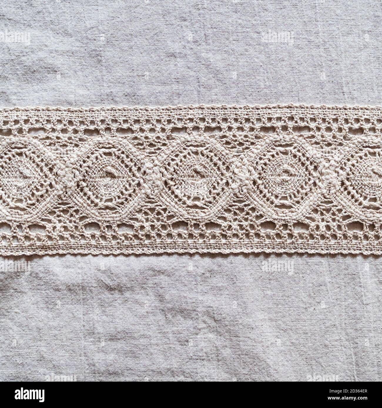 Textil Hintergrund - Detail der Maschine Stickerei auf grauem Leinen Stoff Stockfoto