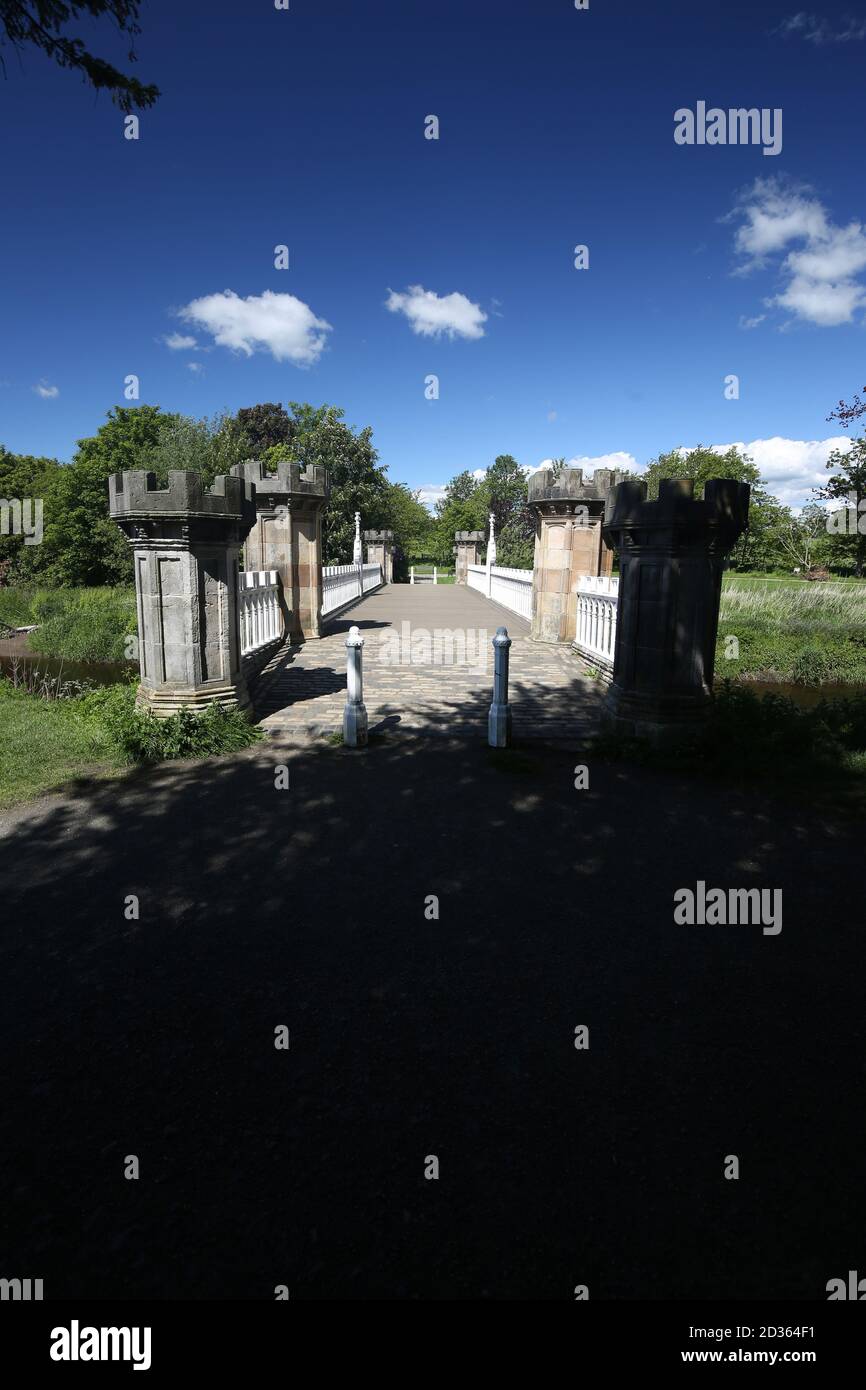 Turnierbrücke, Eglinton Country Park Irvine, Schottland Mai 2019 die Eglinton Tournament Bridge ist eine Brücke im Eglinton Country Park Stockfoto