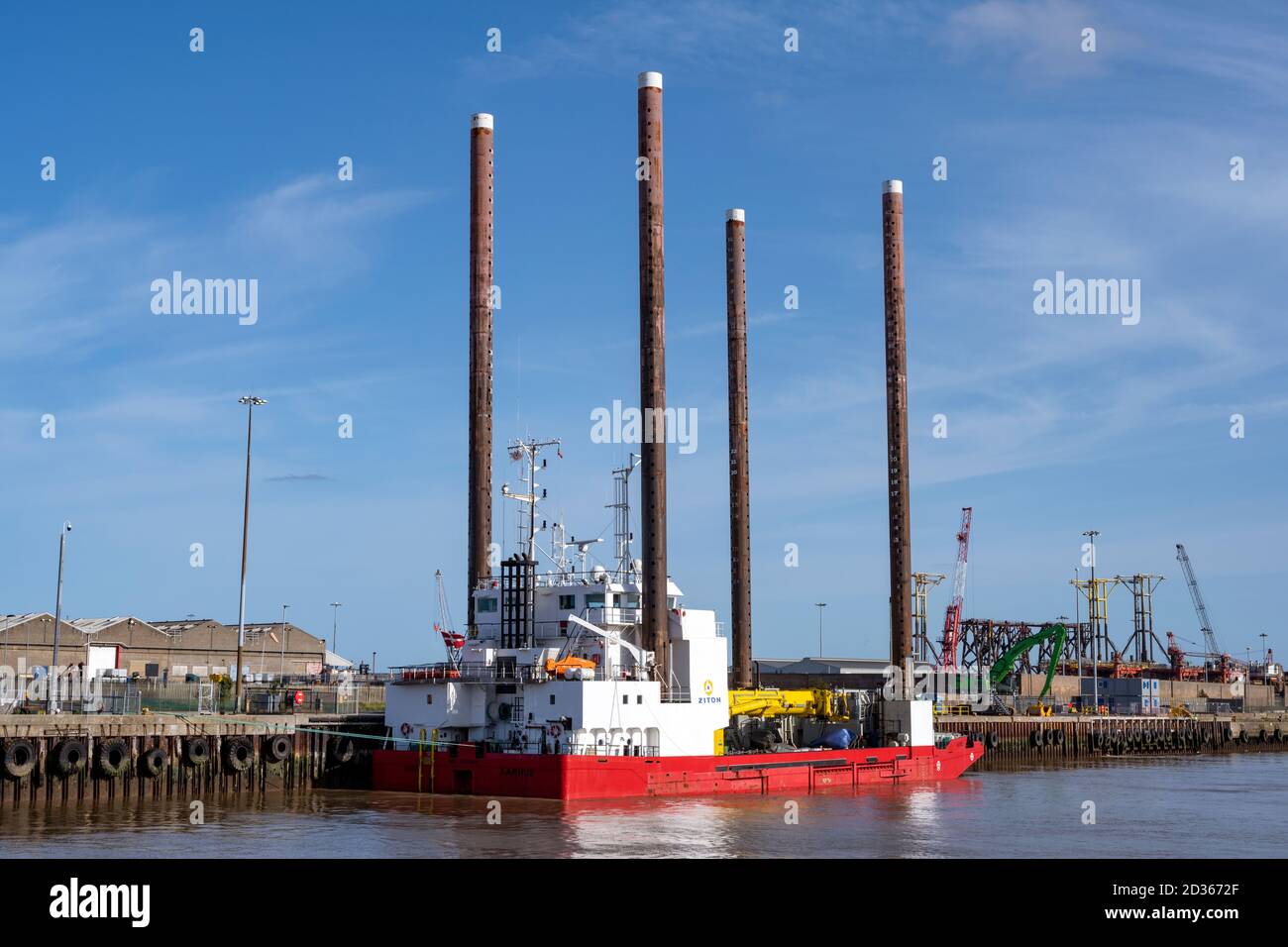 Ziton Wind ein Installationsschiff für Windkraftanlagen mit hydraulischem Aufzug Fähigkeit Stockfoto