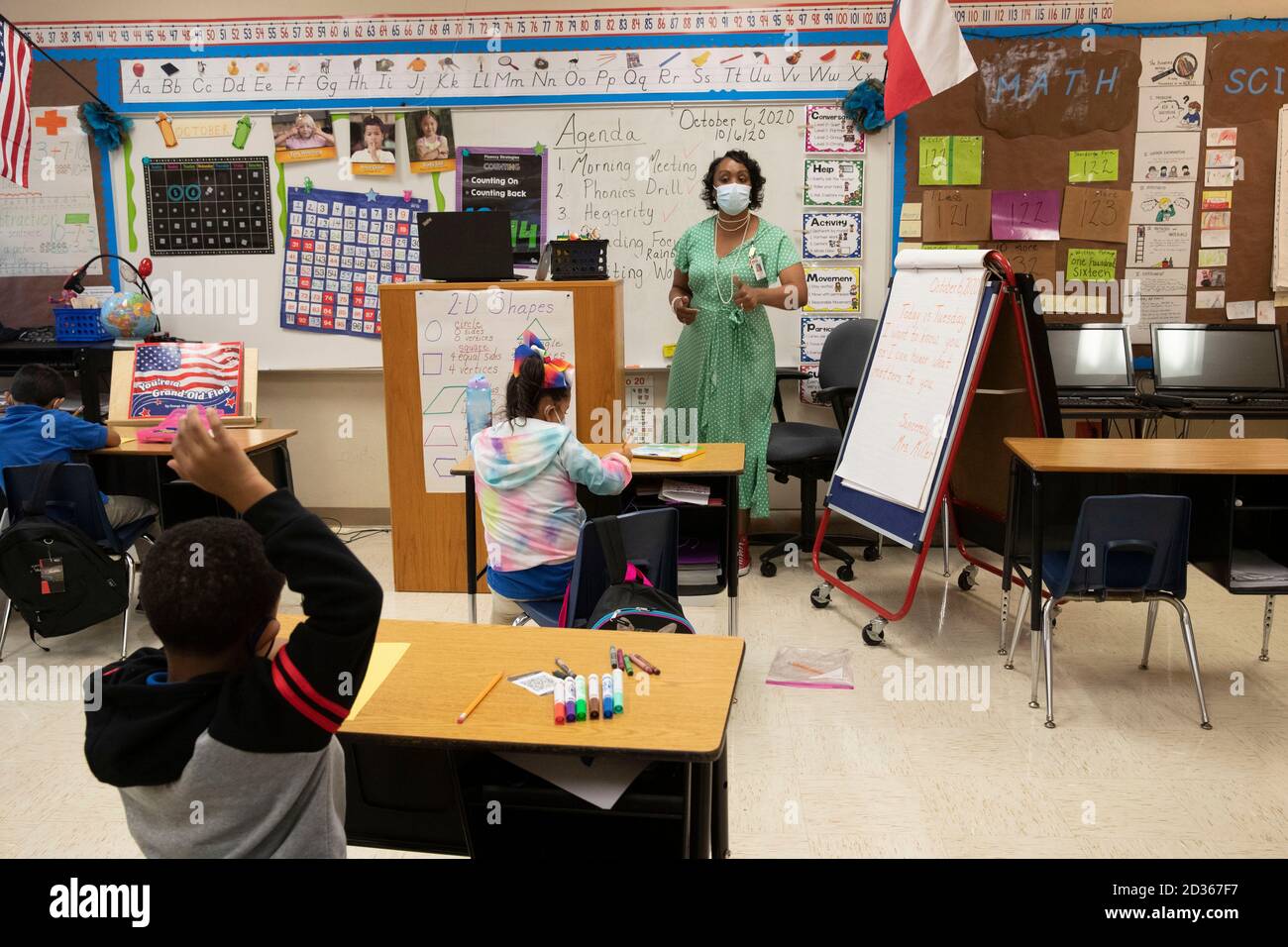 Austin, TX USA 6. Oktober 2020: Unter der aufmerksamen Aufsicht von erfahrener Erstklässellehrerin Nicole Miller und mit viel PPE-Vorbereitung, hebt das persönliche Lernen am zweiten Unterrichtstag im Campbell Elementary in Austin wieder an. Der öffentliche Campus des Austin Independent School District nutzt im Zeitalter des Coronavirus eine Kombination aus fernem und personellem Lernen. Kredit: Bob Daemmrich/Alamy Live Nachrichten Stockfoto