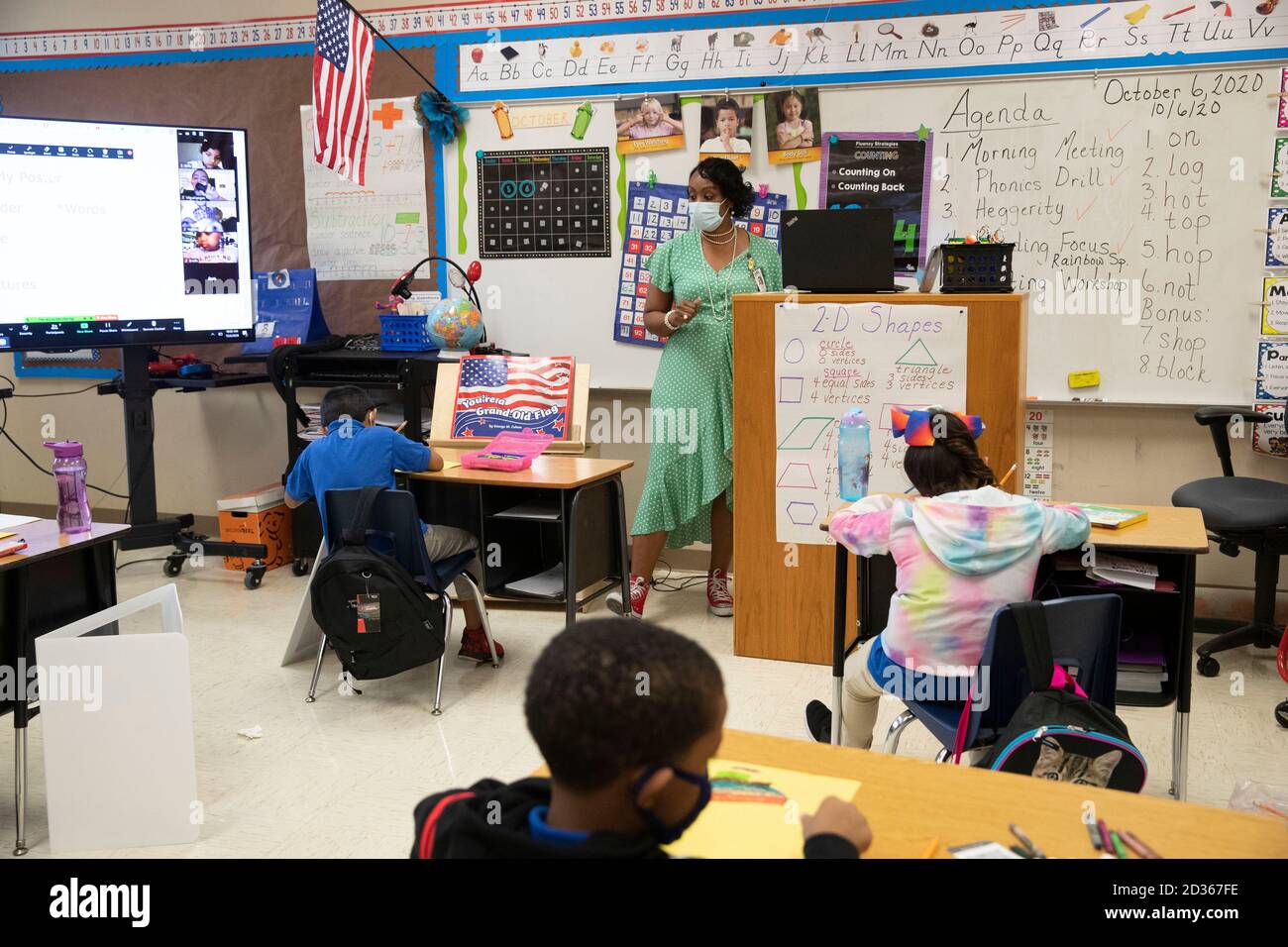 Austin, TX USA 6. Oktober 2020: Unter der aufmerksamen Aufsicht von erfahrener Erstklässellehrerin Nicole Miller und mit viel PPE-Vorbereitung, hebt das persönliche Lernen am zweiten Unterrichtstag im Campbell Elementary in Austin wieder an. Der öffentliche Campus des Austin Independent School District nutzt im Zeitalter des Coronavirus eine Kombination aus fernem und personellem Lernen. Kredit: Bob Daemmrich/Alamy Live Nachrichten Stockfoto