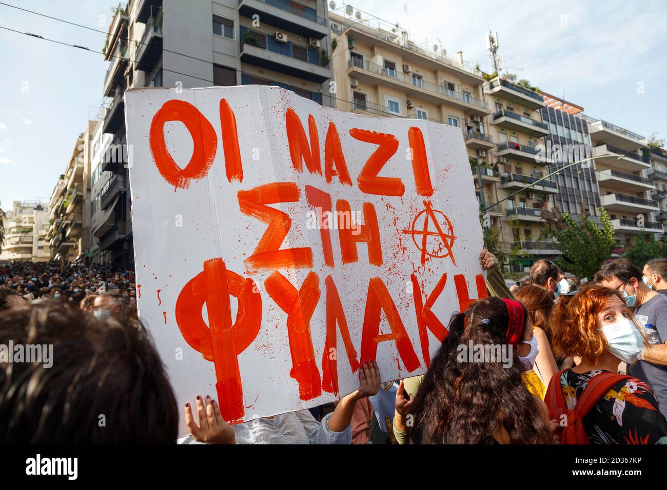 Schild mit der Aufschrift "Nazis ins Gefängnis" während der Verkündung des Urteils des Prozesses der Goldenen Morgenröte in Athen, Griechenland Stockfoto