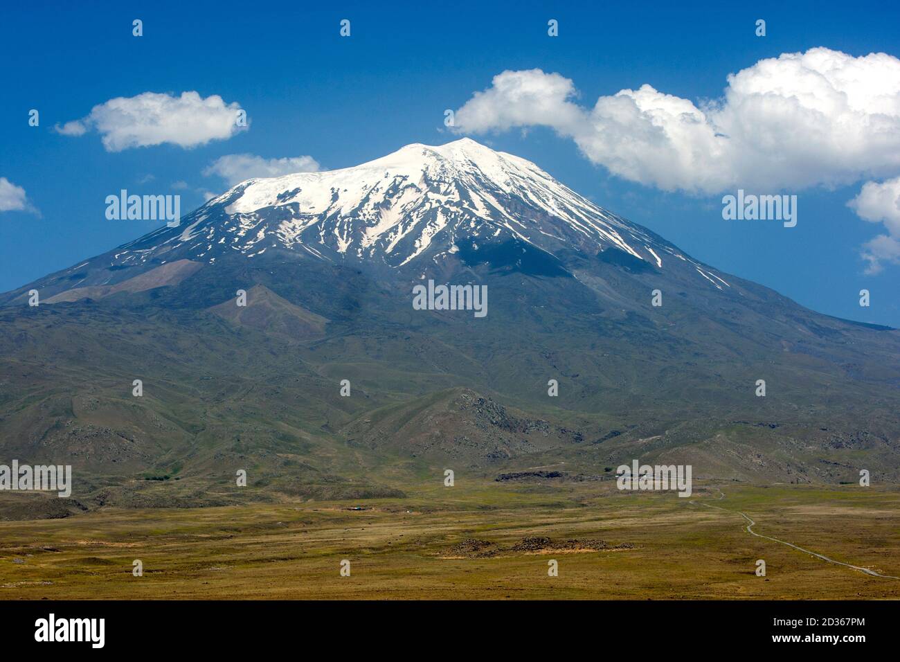 Ein schneebedeckter Blick auf Mt Ararat an einem sonnigen Morgen in der Nähe der Stadt Dogubayazit in der Fernen östlichen Grenzregion der Türkei. Stockfoto