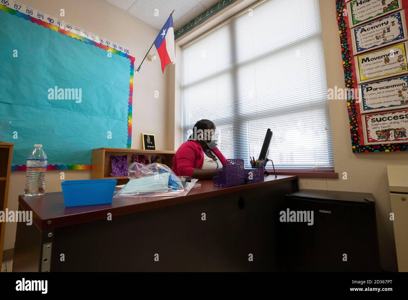 Austin, TX USA 6. Oktober 2020: Eine Lehrerin benutzt einen Computer, um Schüler fernab an der Campbell Elementary in Austin zu unterrichten. Die öffentliche Schule nutzt eine Kombination aus Fernunterricht und persönlicher Weiterbildung während der Coronavirus-Pandemie. Persönliche Schüler bleiben den ganzen Tag in einem Klassenzimmer, anstatt in verschiedene Räume für andere Fachklassen zu gehen, so dass diese Lehrerausbildung vollständig online ist. Kredit: Bob Daemmrich/Alamy Live Nachrichten Stockfoto