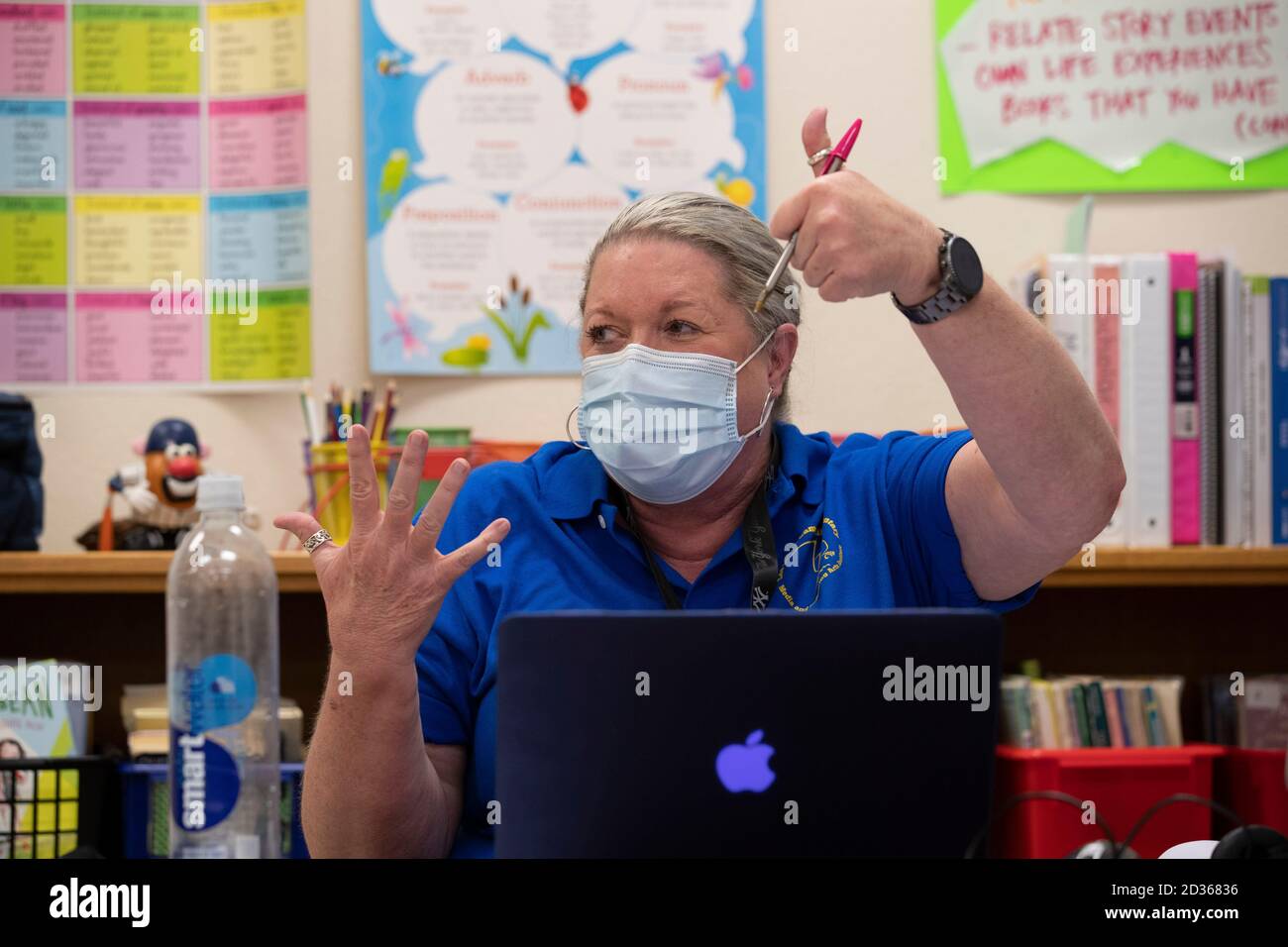 Austin, TX USA 6. Oktober 2020: Unter der aufmerksamen Aufsicht der Lehrerin der vierten Klasse Clarissa Hobbs und mit viel PPE-Vorbereitung, nimmt das persönliche Lernen am zweiten Unterrichtstag im Campbell Elementary in Austin wieder seinen Anfang. Der öffentliche Campus des Austin Independent School District nutzt im Zeitalter des Coronavirus eine Kombination aus fernem und personellem Lernen. Kredit: Bob Daemmrich/Alamy Live Nachrichten Stockfoto
