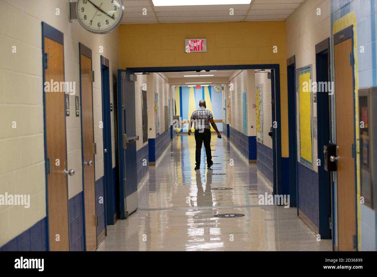 Austin, TX USA 6. Oktober 2020: Unter der sorgfältigen Aufsicht von Direktor Keith Moore, wird das persönliche Lernen zum ersten Mal seit März an der Campbell Elementary in Austin fortgesetzt. Der öffentliche Schulcampus im Austin Independent School District nutzt eine Kombination aus Fernunterricht und Präsenzunterricht im Zeitalter des Coronavirus. Kredit: Bob Daemmrich/Alamy Live Nachrichten Stockfoto