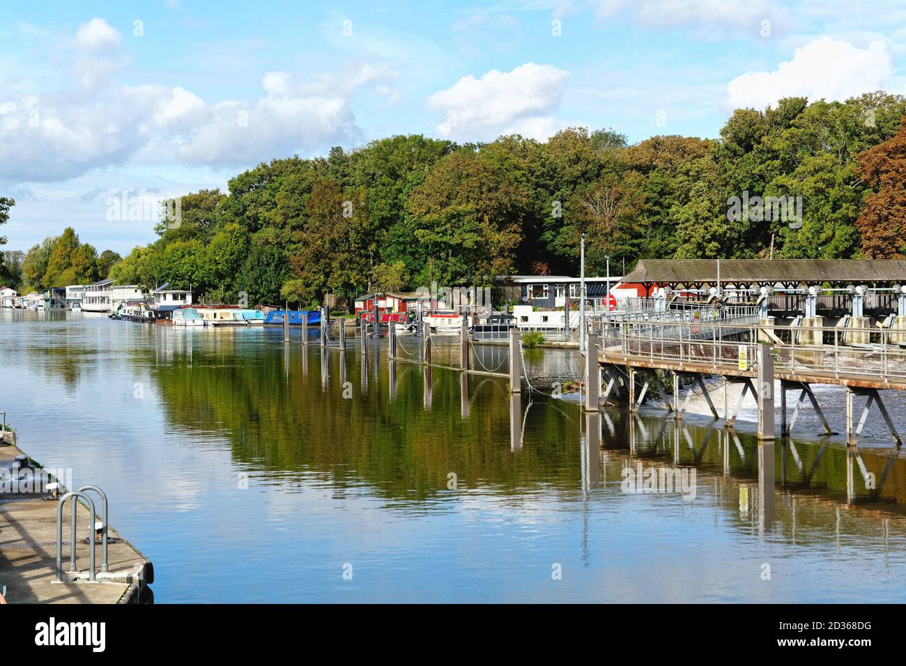 Das Wehr in Molesey Schleuse an der Themse in Hampton Court, Greater London England Stockfoto