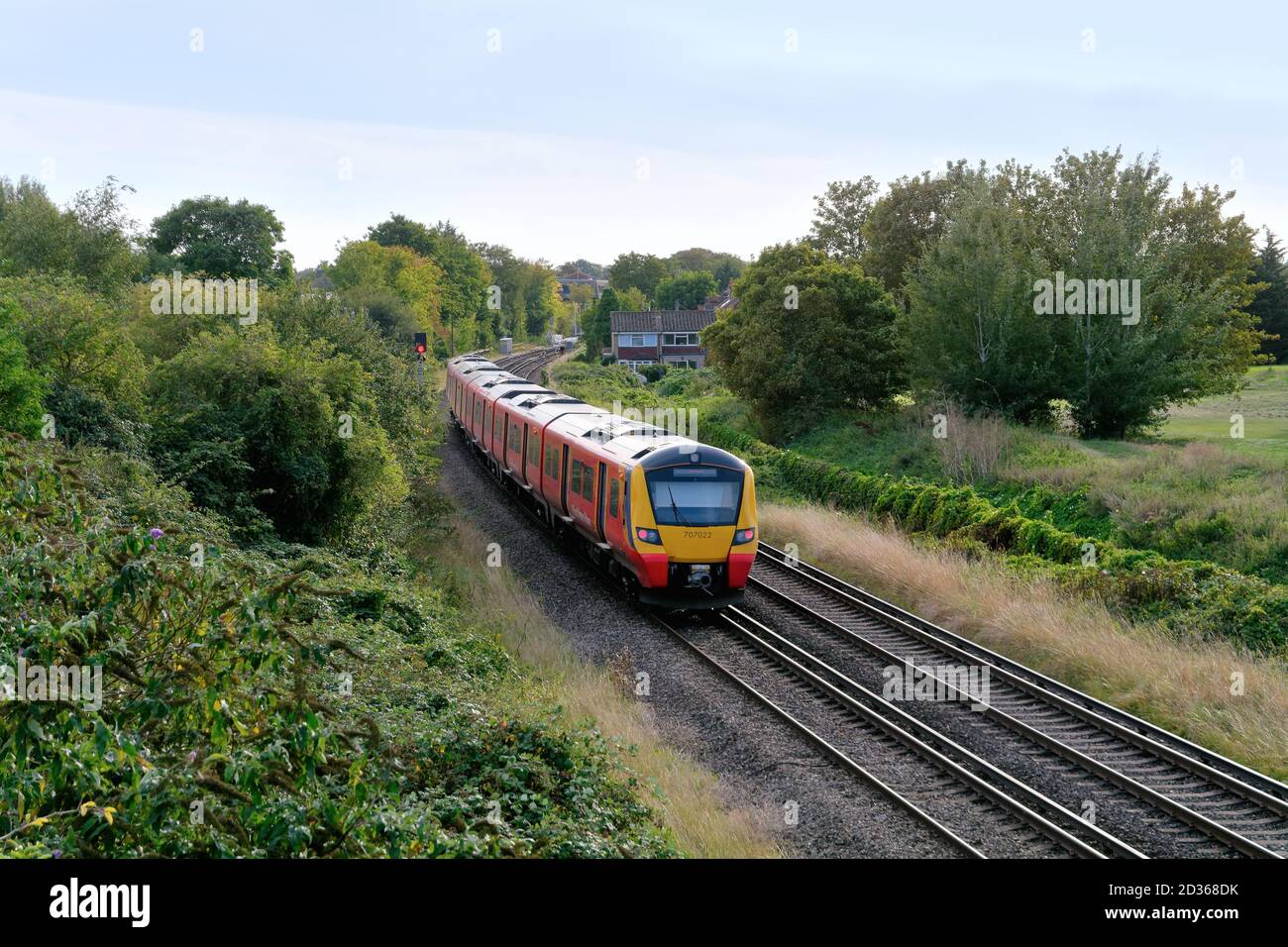Eine South West Railway Pendlerzug durch eine ländliche Stadtgebiet von Surrey in Shepperton England Stockfoto
