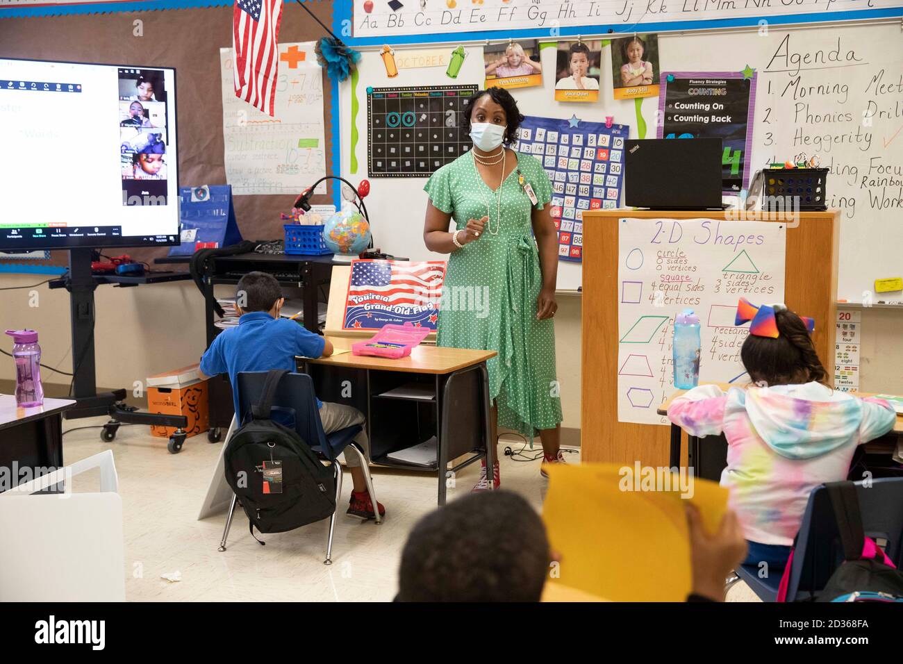 Austin, TX USA 6. Oktober 2020: Unter der aufmerksamen Aufsicht von erfahrener Erstklässellehrerin Nicole Miller und mit viel PPE-Vorbereitung, hebt das persönliche Lernen am zweiten Unterrichtstag im Campbell Elementary in Austin wieder an. Der öffentliche Campus des Austin Independent School District nutzt im Zeitalter des Coronavirus eine Kombination aus fernem und personellem Lernen. Kredit: Bob Daemmrich/Alamy Live Nachrichten Stockfoto