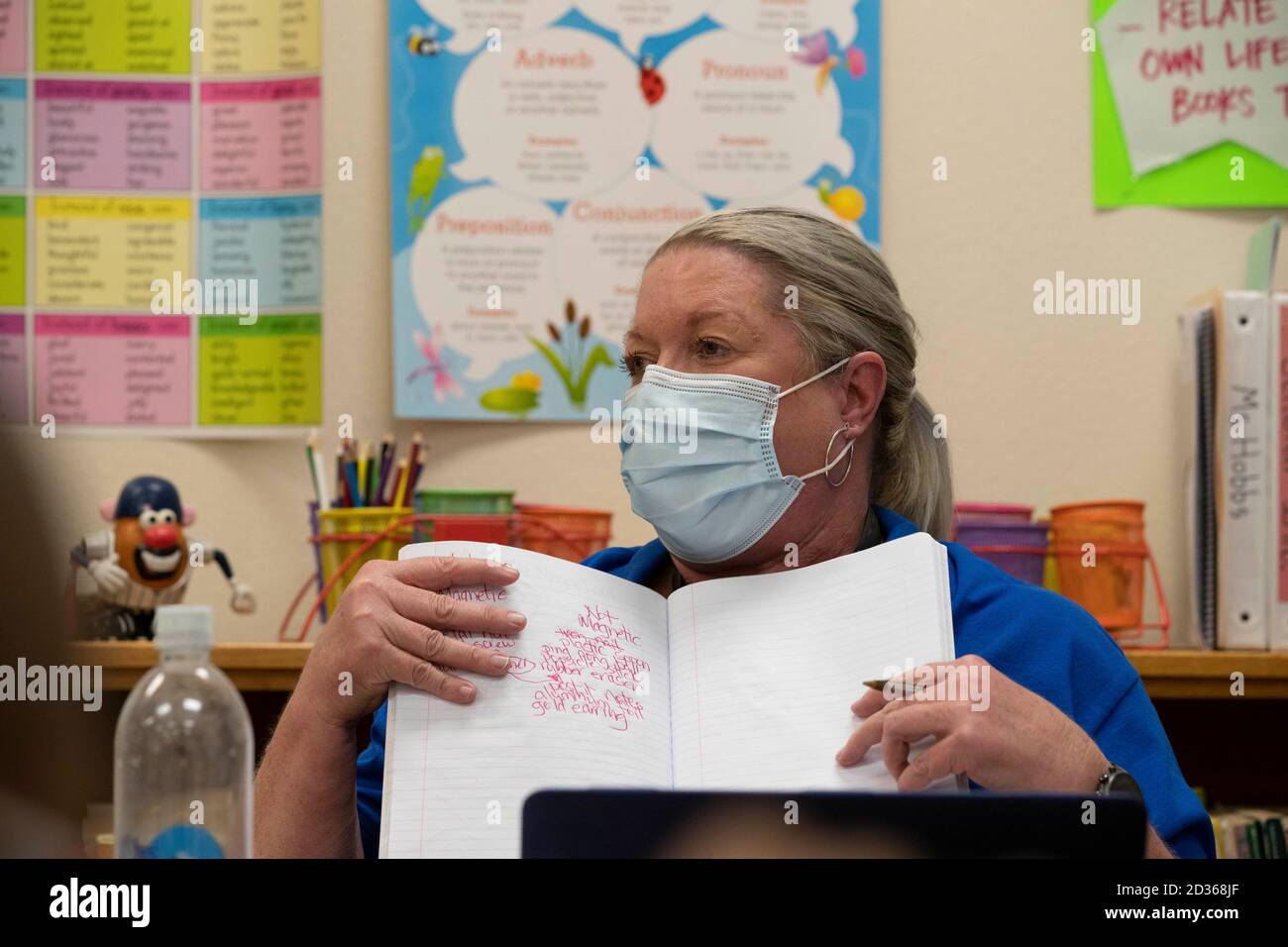 Austin, TX USA 6. Oktober 2020: Unter der aufmerksamen Aufsicht der Lehrerin der vierten Klasse Clarissa Hobbs und mit viel PPE-Vorbereitung, nimmt das persönliche Lernen am zweiten Unterrichtstag im Campbell Elementary in Austin wieder seinen Anfang. Der öffentliche Campus des Austin Independent School District nutzt im Zeitalter des Coronavirus eine Kombination aus fernem und personellem Lernen. Kredit: Bob Daemmrich/Alamy Live Nachrichten Stockfoto