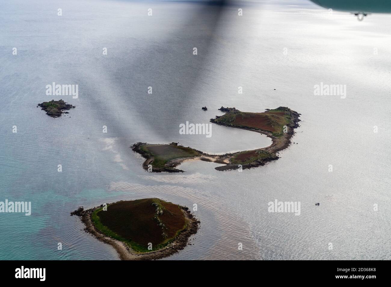 Unbewohnte Inseln aus dem Flugzeug mit schnellem Propeller Stockfoto