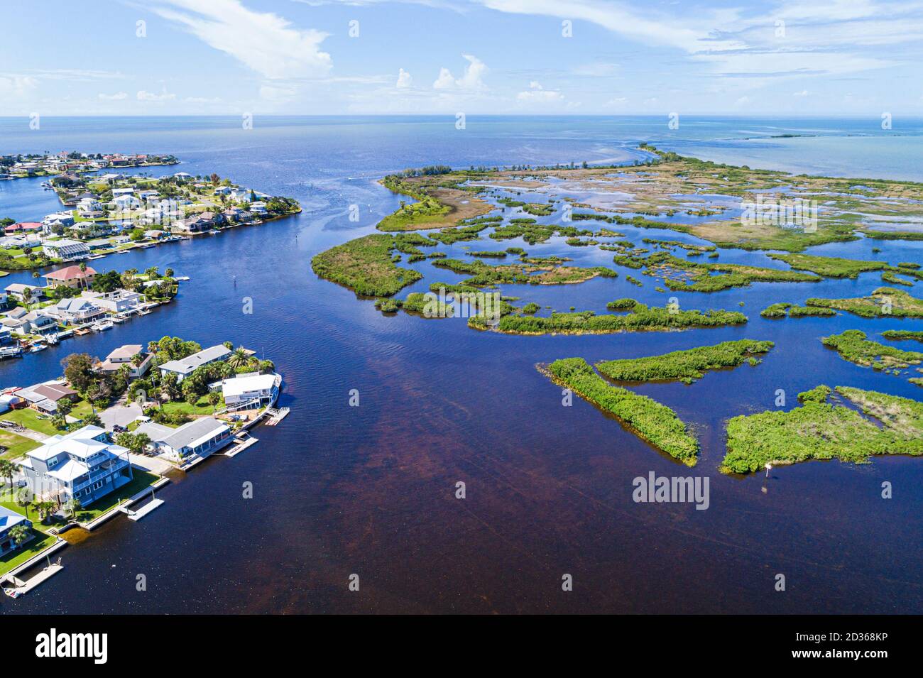 Florida, Hernando Beach, Golf von Mexiko, das Wasser der Wasserbucht von Reice Creek, die Mangroveninseln am Wasser Häuser von Kanälen, natürliche Landschaft, Feuchtgebiete, Luft über Kopf bi Stockfoto