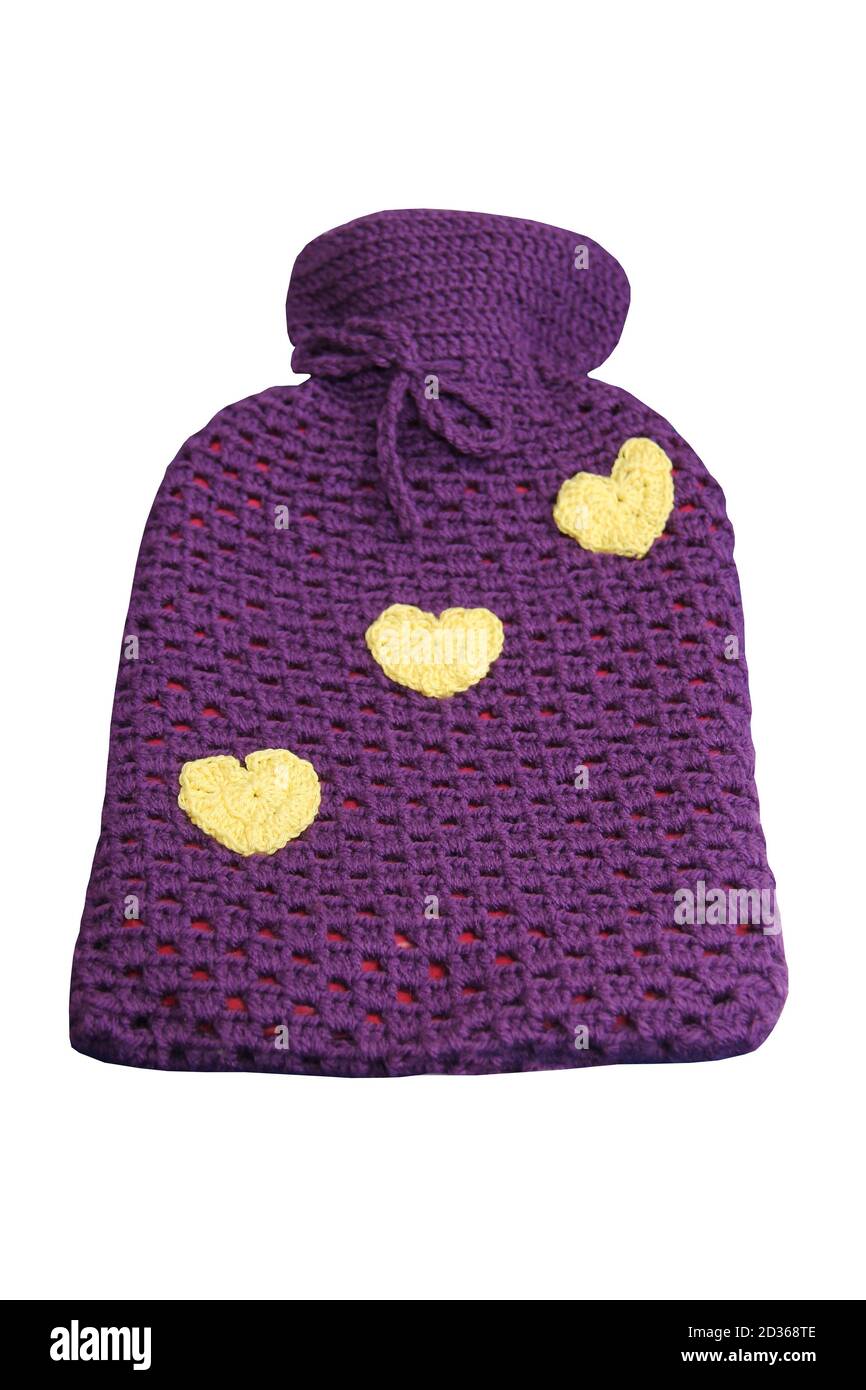 Ein Heim gestrickter Lila Wool Hot Water Flaschendeckel. Stockfoto