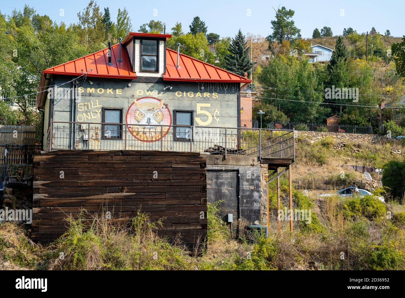 Central City, Colorado - 18. September 2020: Alte Retro-Werbung für Owl Zigarren auf einem verlassenen Gebäude Stockfoto