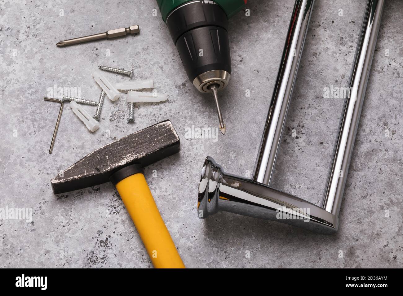 Hammer, Bohrer, Handtuchhalter und Tischmontagewerkzeuge. Konzept für die Installation eines Badetuchhalters Stockfoto
