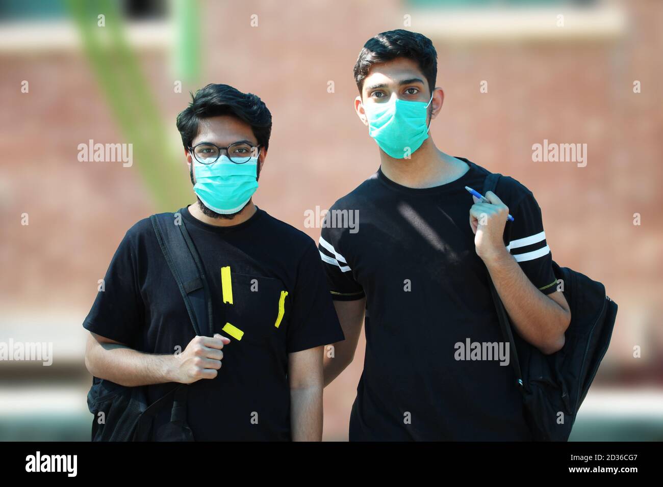College-Studenten tragen Gesichtsmasken nach der Wiedereröffnung von Schulen / Hochschulen Stockfoto