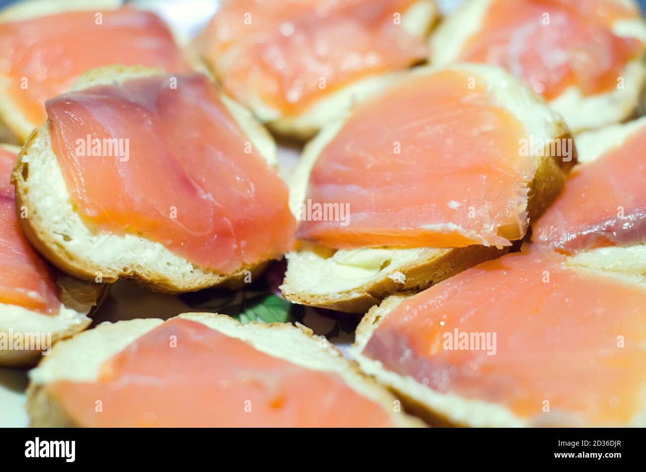 Sandwiches mit rotem Fisch aus der Nähe Stockfoto
