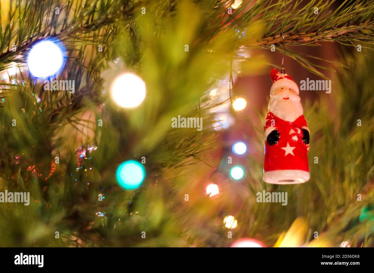 Spielzeug weihnachtsmann auf einem weihnachtsbaum Nahaufnahme Stockfoto