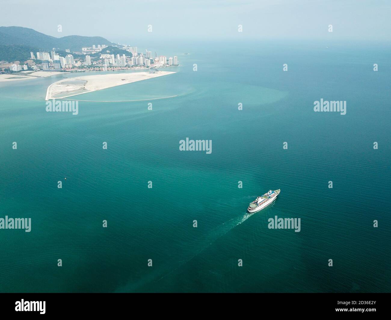 Georgetown, Penang/Malaysia - Mär 17 2020: Kreuzfahrt auf dem Meer bewegt sich nahe dem Rückgewinnungsland an Gurney Wharf. Stockfoto