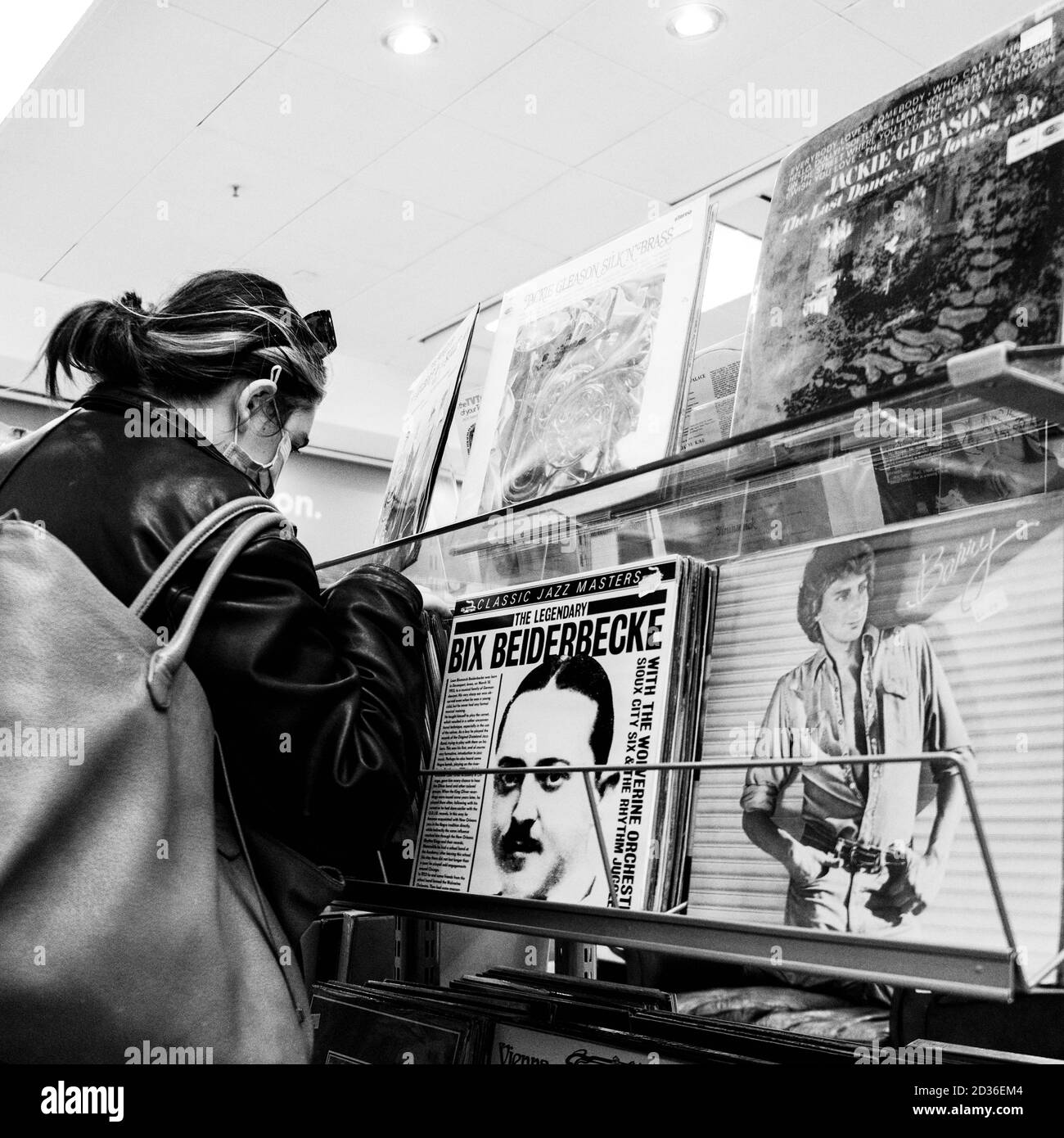 London UK Oktober 06 2020, Young Woman Looking though Collection of Vinyl Long Playing Records in A Charity Shop Stockfoto