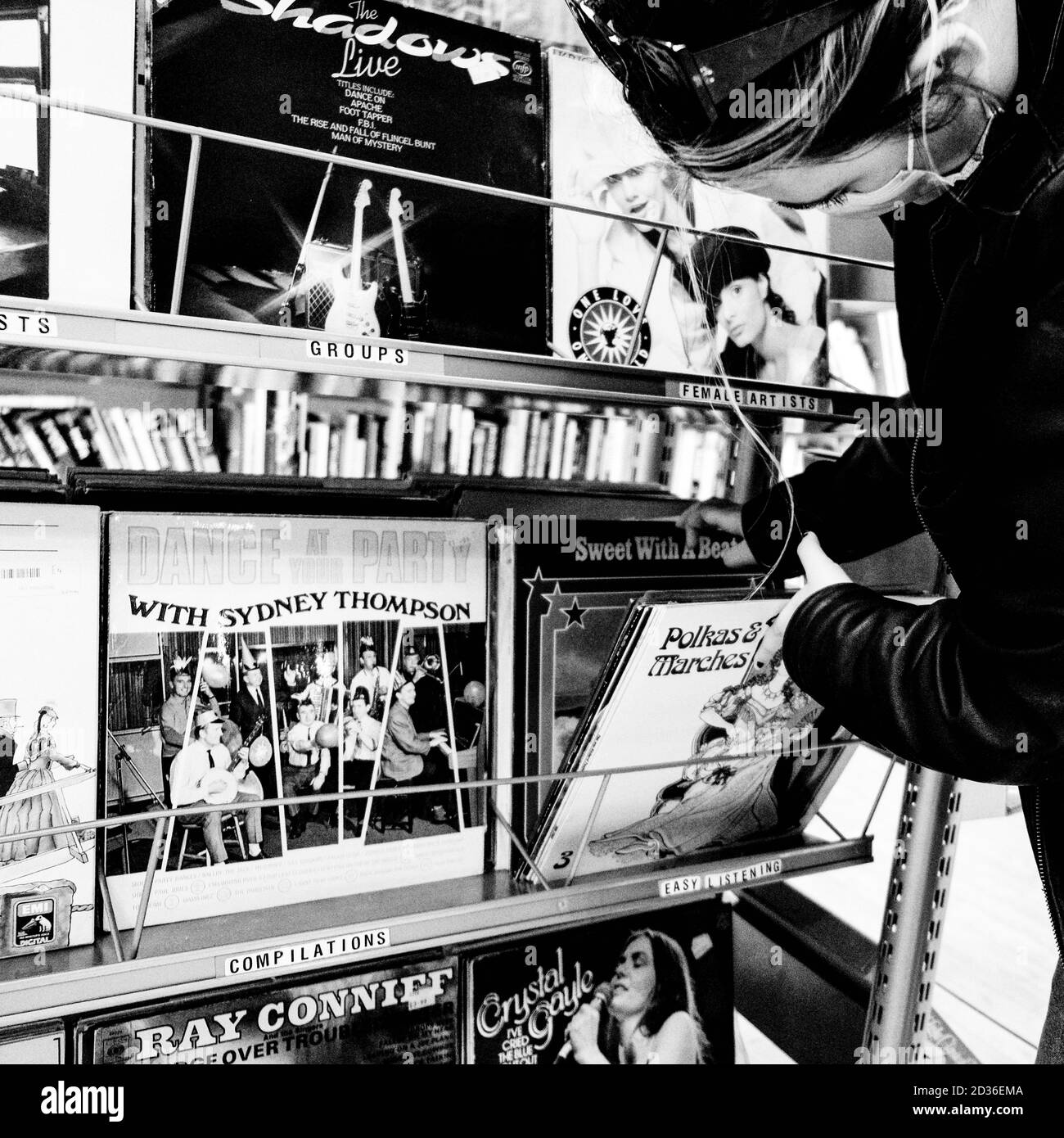 London UK Oktober 06 2020, Young Woman Looking though Collection of Vinyl Long Playing Records in A Charity Shop Stockfoto