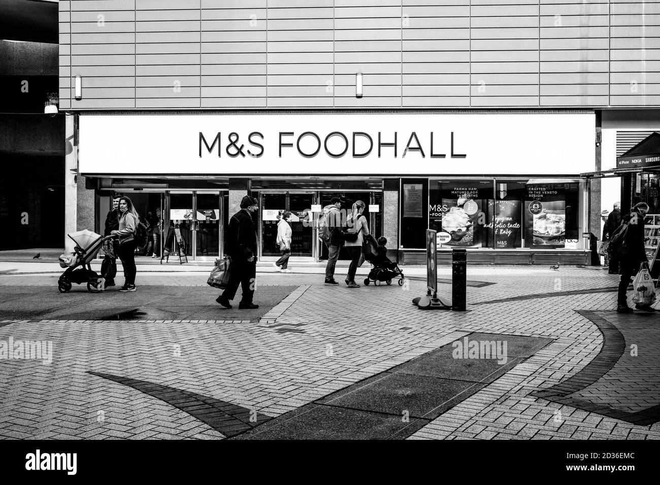 London UK Oktober 06 2020, Menschen gehen an EINER Filiale des High Street Retailer Marks and Spencer vorbei Stockfoto