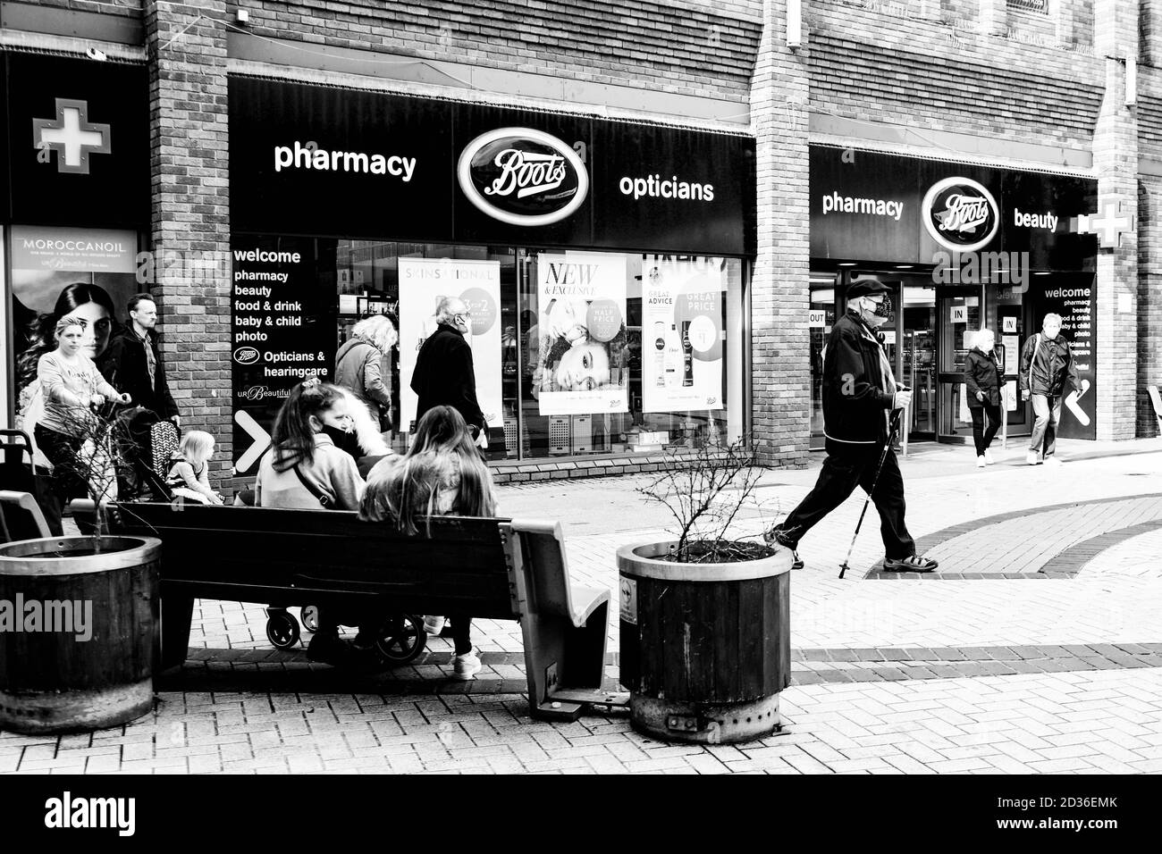 London Großbritannien Oktober 06 2020, Käufer vorbei High Street Retail Apotheke Kette Stiefel Stockfoto