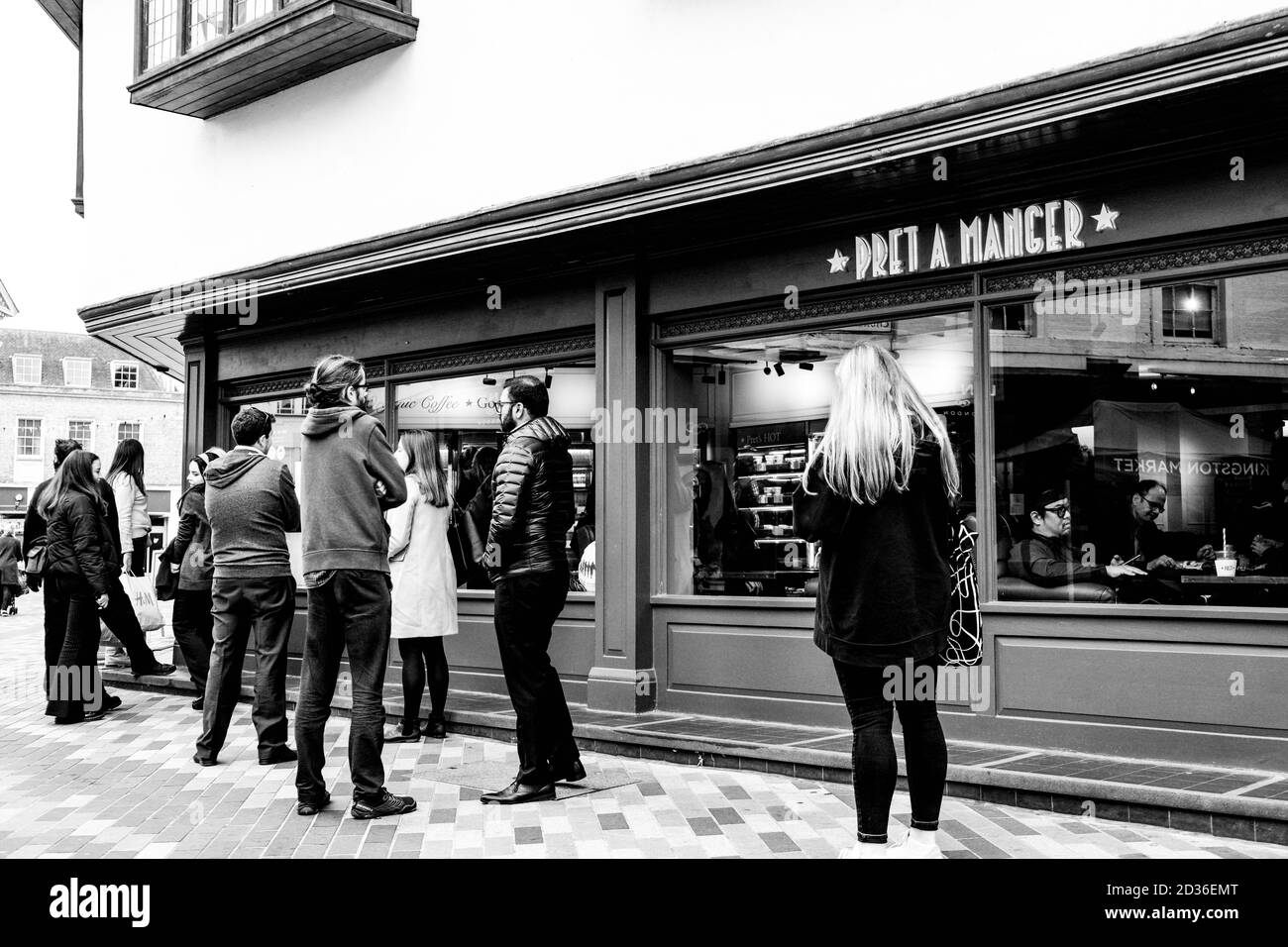 London, Großbritannien, Oktober 06 2020, Kunden in Warteschlange vor EINER High Street Filiale von Pret A Manger Coffee Shop Stockfoto
