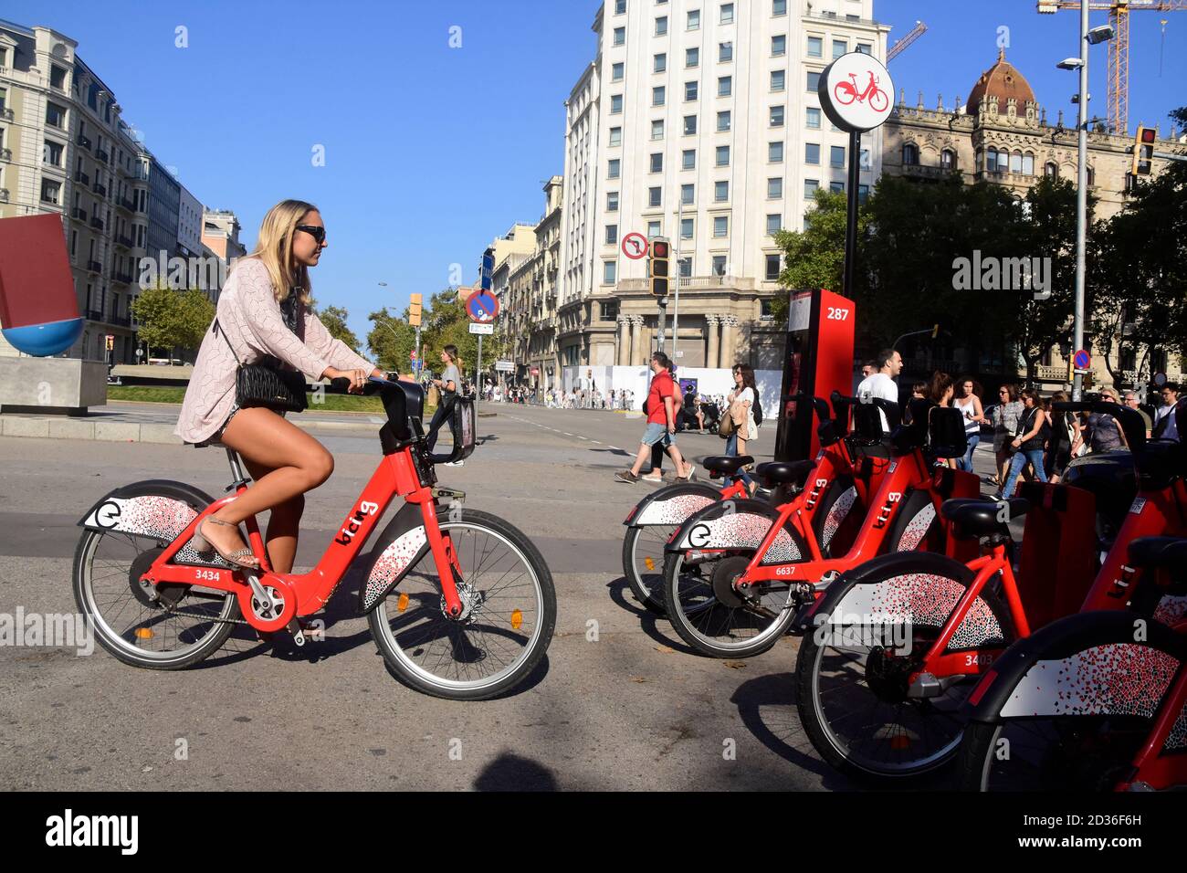 Junge Frau in einer Bicing Station. Barcelona, Katalonien, Spanien. Stockfoto